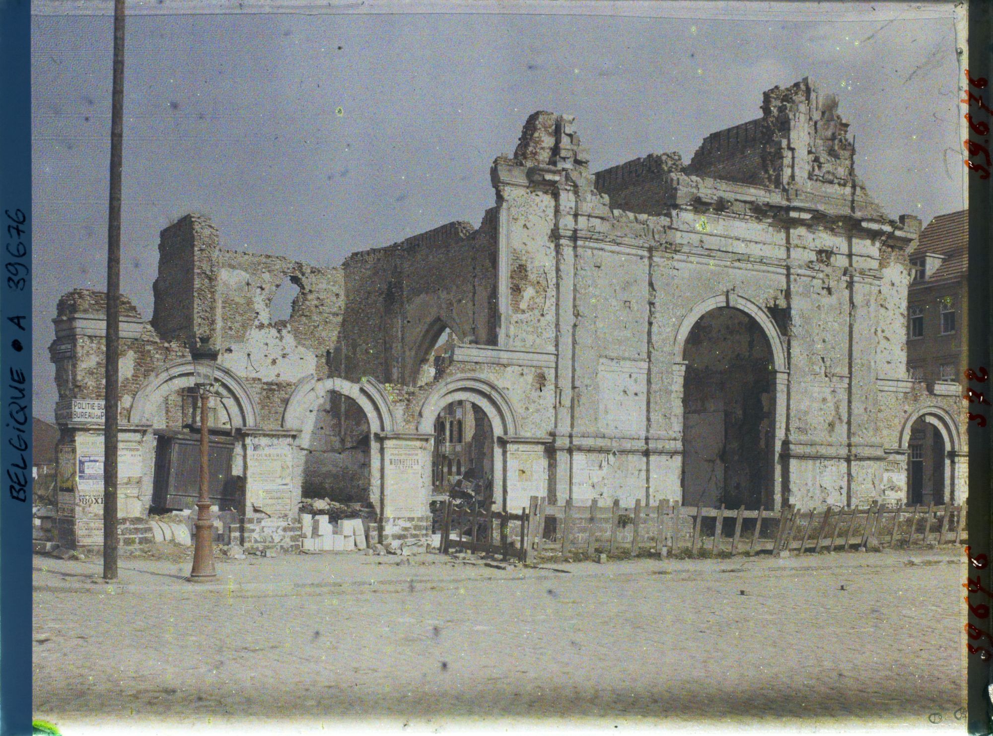 Image représentant Belgique, Ypres, Vue vers le Clocher St Martin et les halles