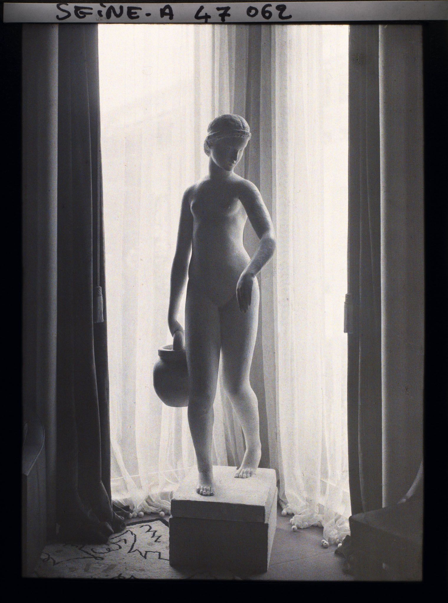 Image représentant L'Exposition des arts décoratifs, bureau du Pavillon Ruhlmann, statue de Joseph Bernard