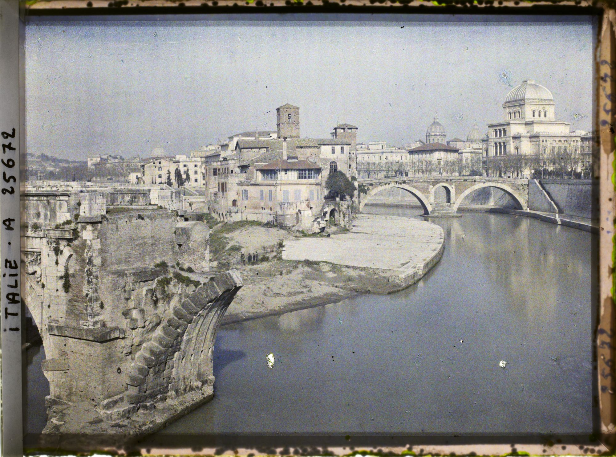 Image représentant L'île du Tibre, la Synagogue et à gauche les ruines du vieux pont de Marcellus