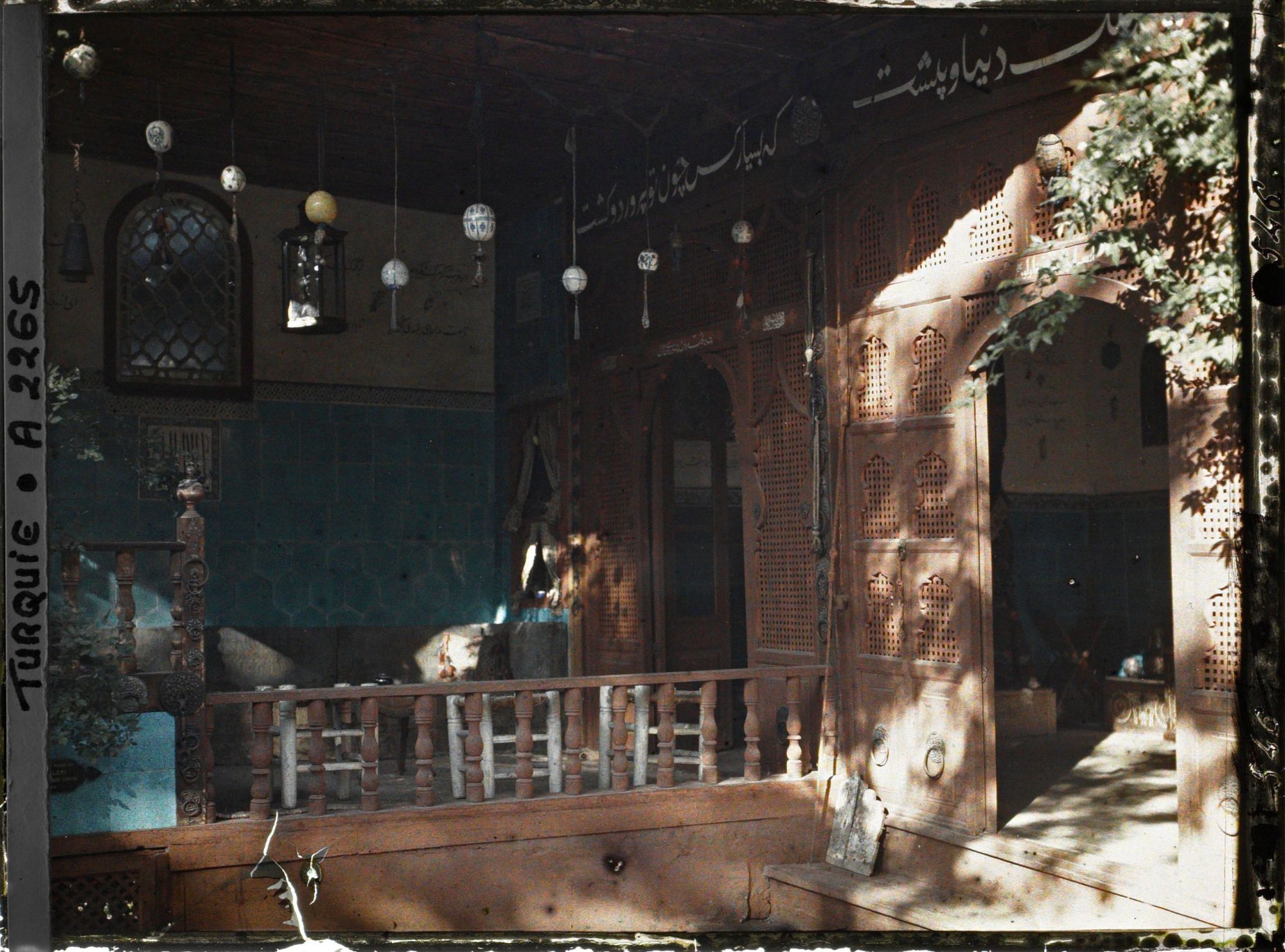 Image représentant Dans le pavillon " arabe et persan " de la propriété du consul de France, Grégoire Bay