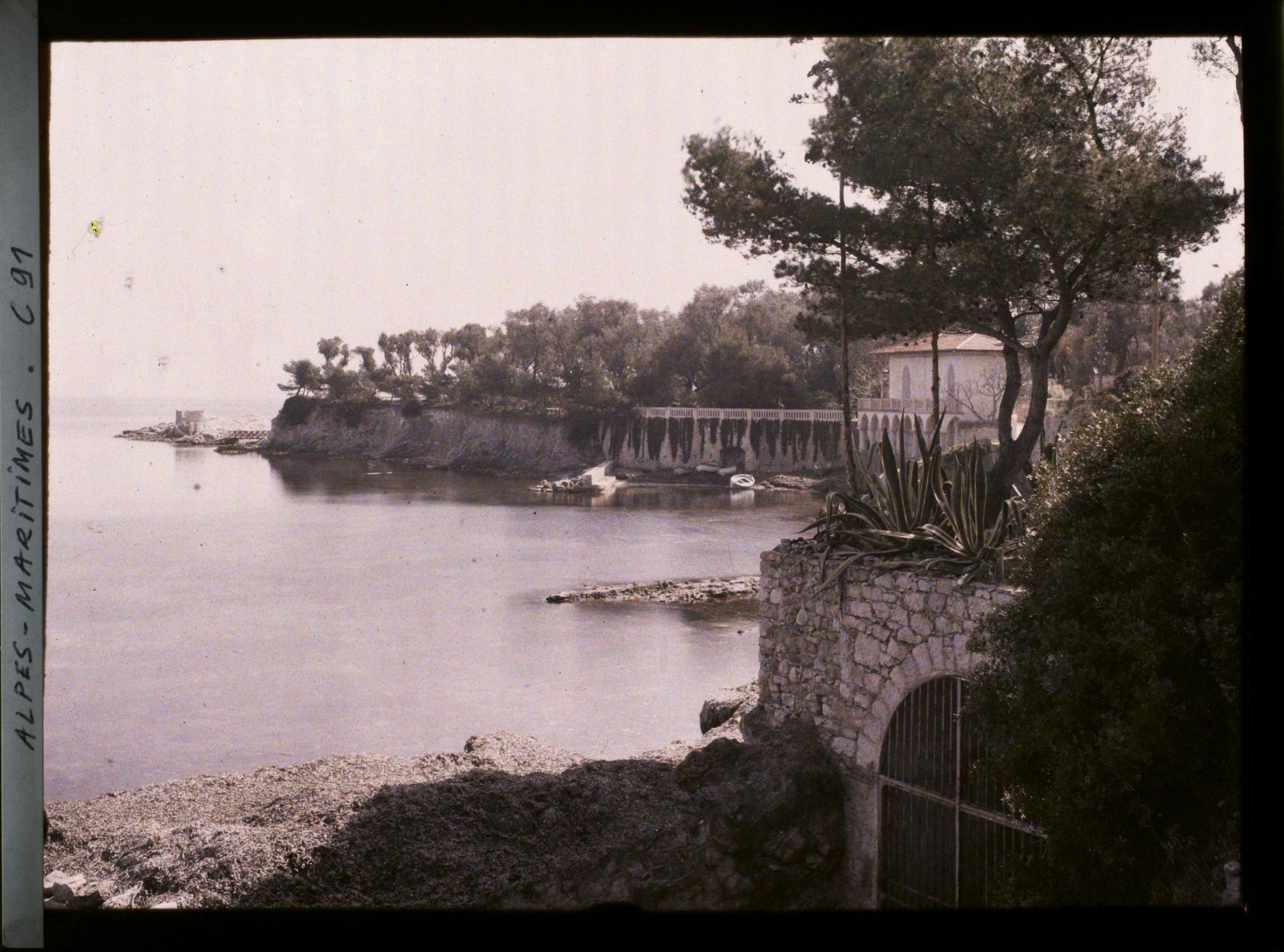 Image représentant Le cap Ferrat, pris au niveau de l'actuelle Fossettes Beach
