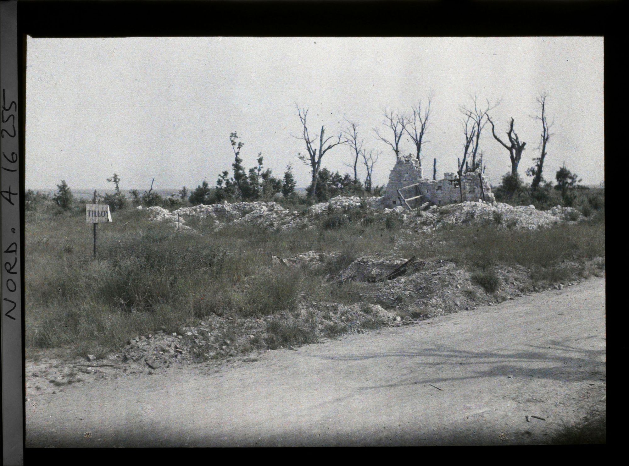 Image représentant France, Tilloy, Les restes de l'Eglise, la plaque indiquant l'emplacement de la Mairie