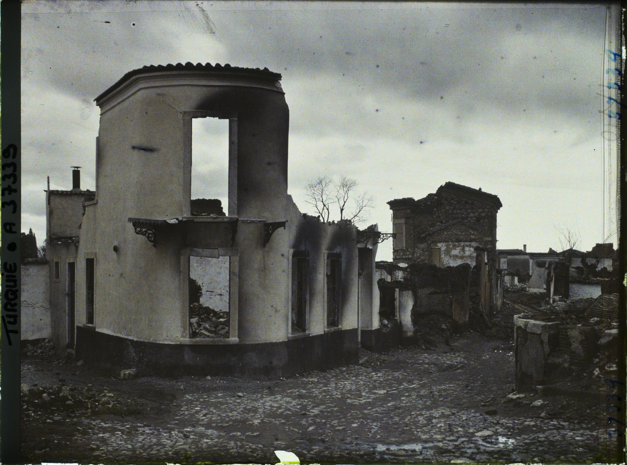 Image représentant Turquie, Magnesie, Coin de rue dans le Centre