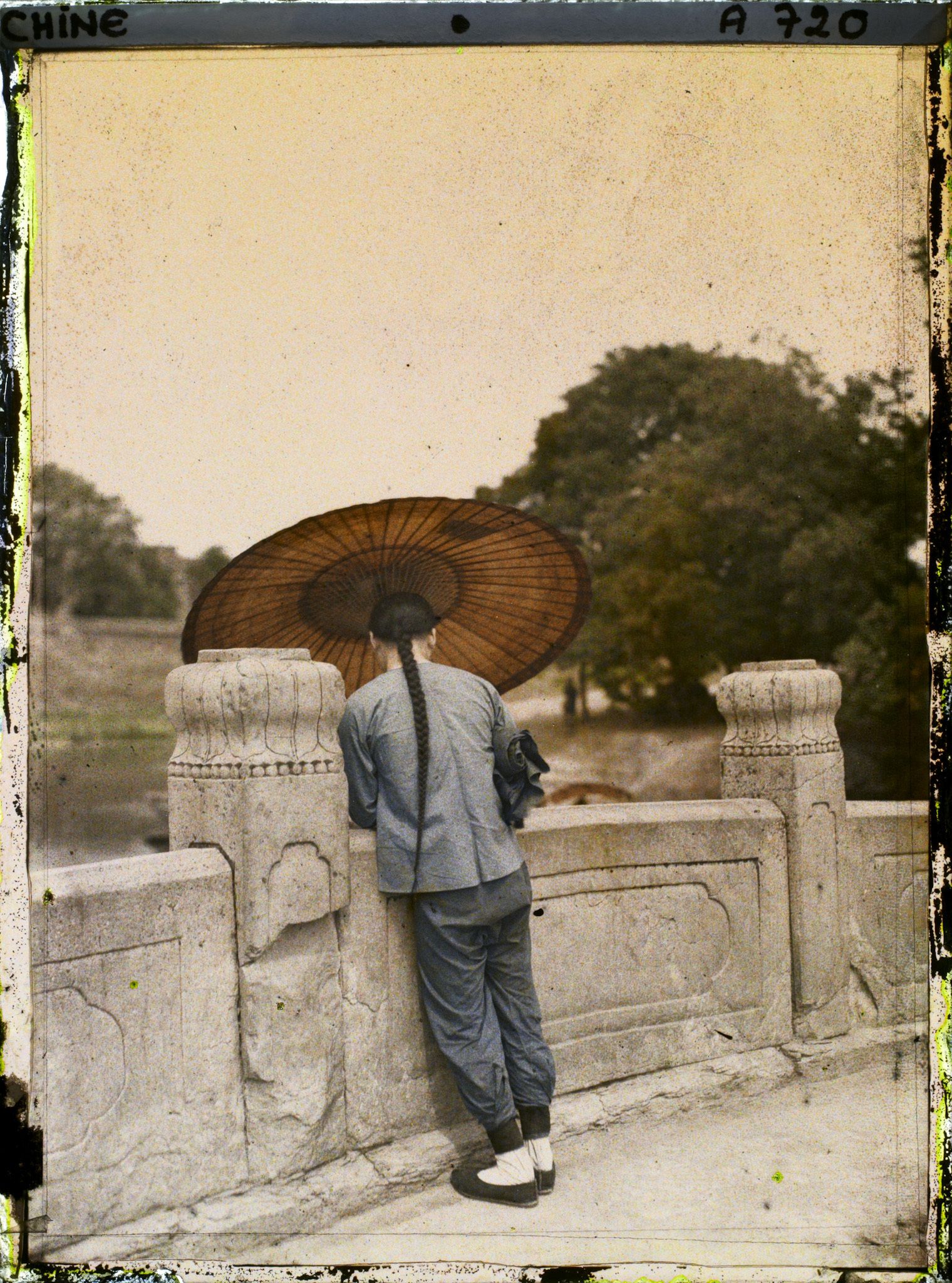 Image représentant Jeune chinois sur le Datongqiao (" pont de la Communication Aisée ")