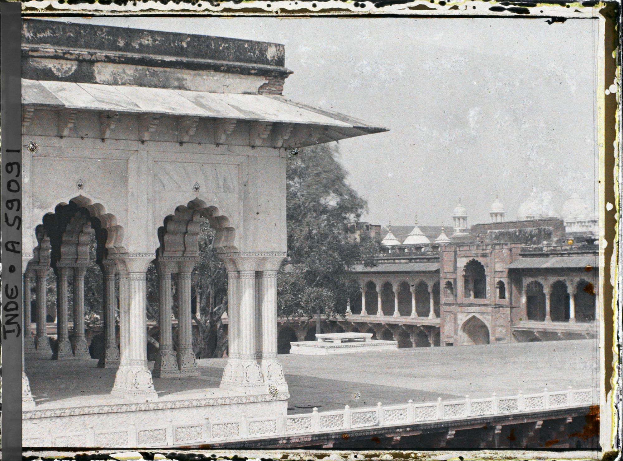 Image représentant Un angle de la salle des audiences privées (Diwan-i-Khas) et au fond, les galeries du palais des Poissons (Macchi Bhawan) dans le fort Rouge (Lal Qila)