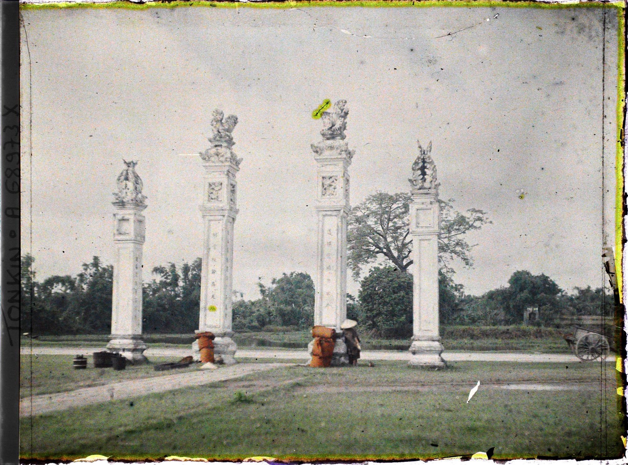 Image représentant Quatre colonnes marquant l'entrée d'un temple
