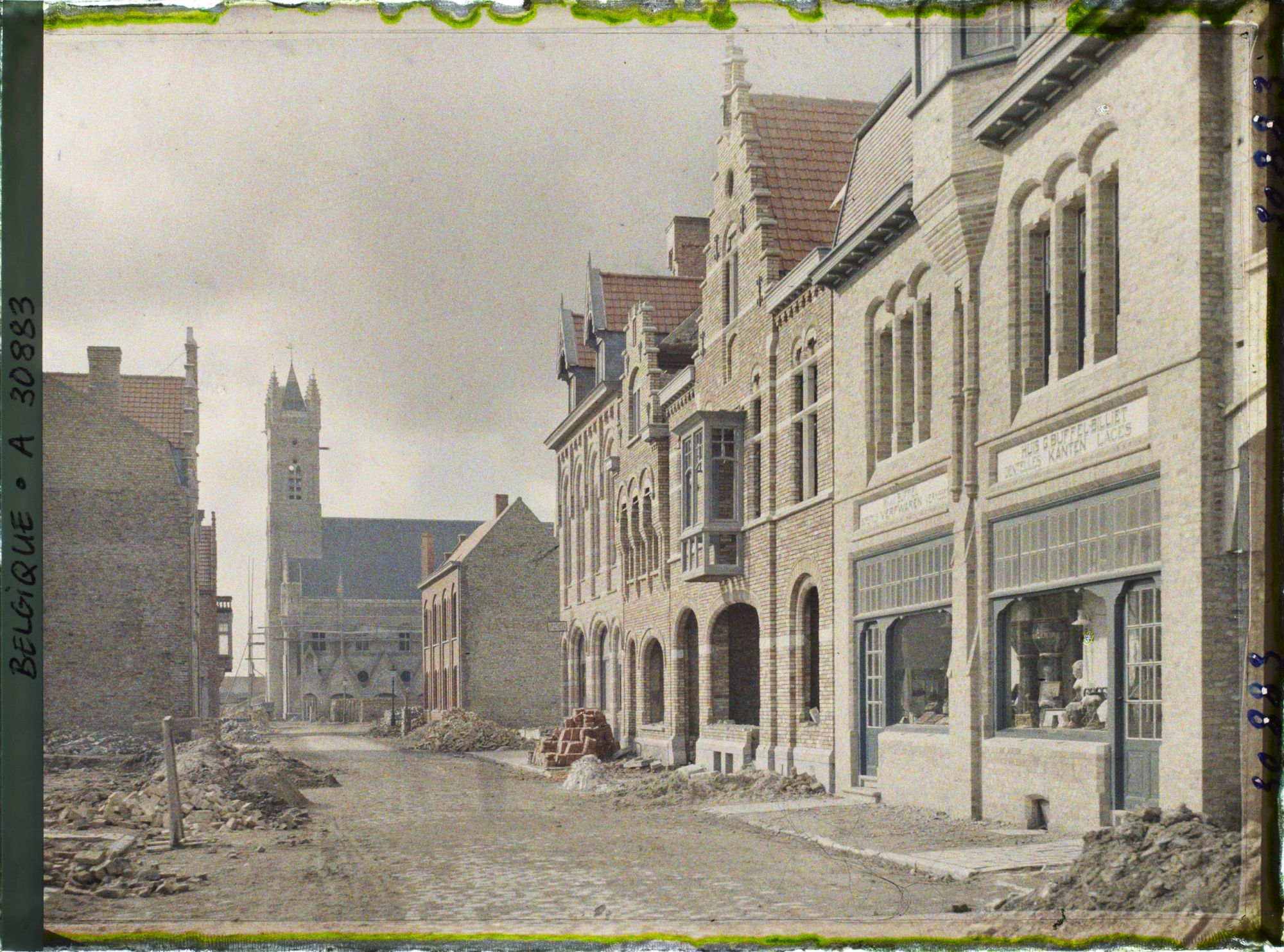 Image représentant Belgique, Nieuport, Rue du Marché et la Halle au drap