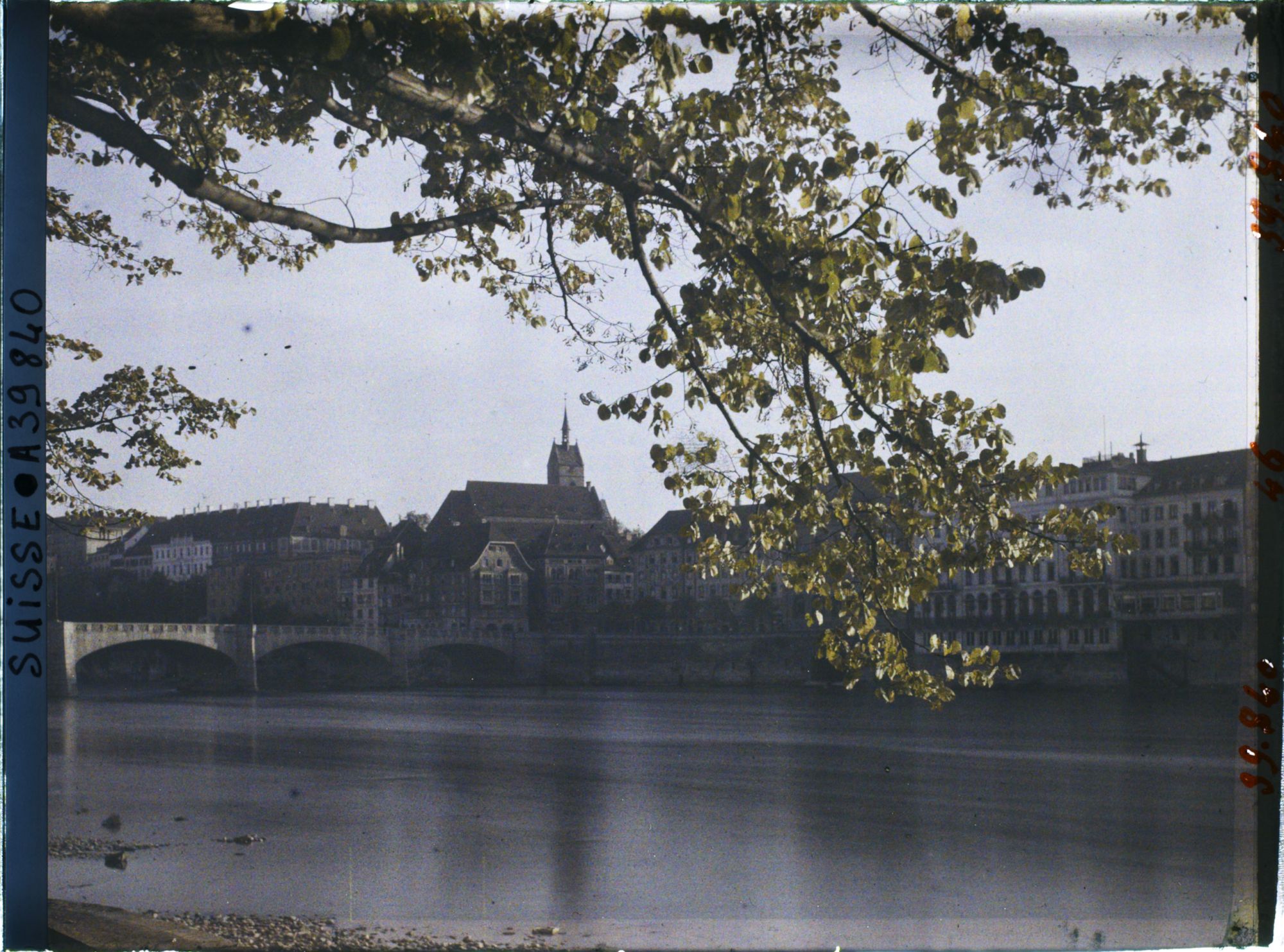 Image représentant Le pont du Milieu et l'église Saint-Martin depuis l'Unterer Rheinweg
