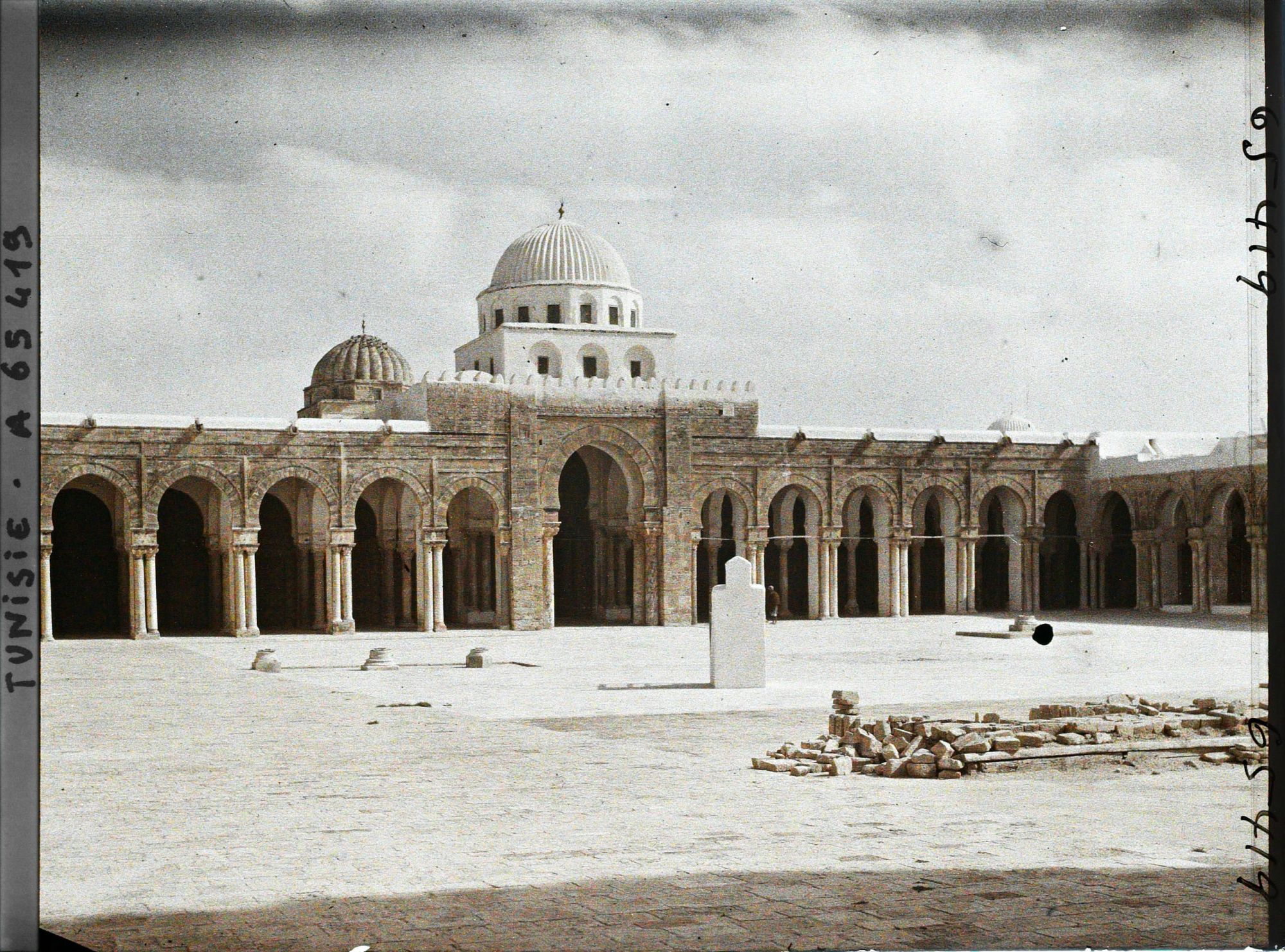 Image représentant La cour devant la façade méridionale du narthex, surmonté de la coupole, de la Grande Mosquée dans la médina