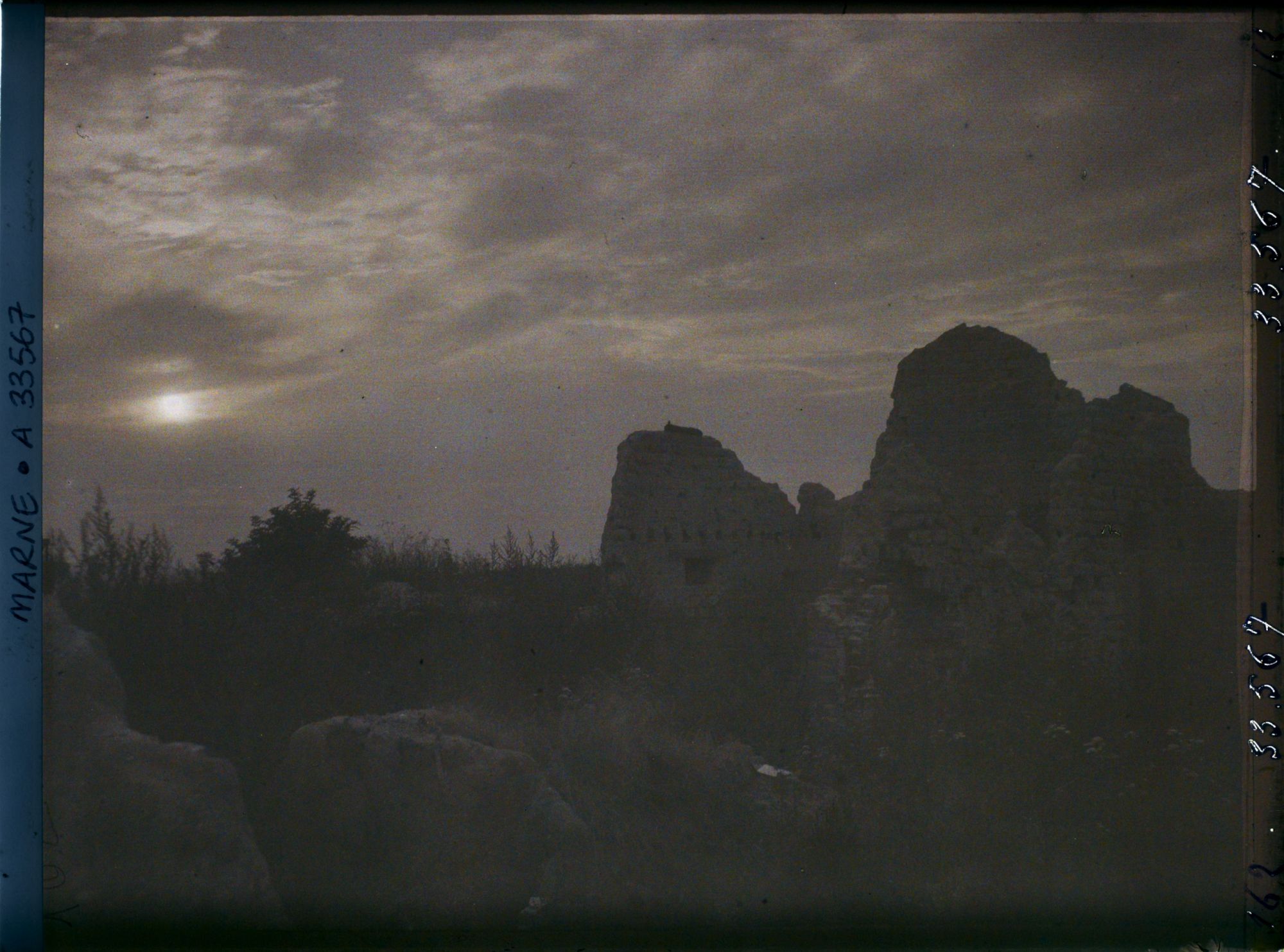 Image représentant France, Nauroy, Les ruines au Coucher du Soleil