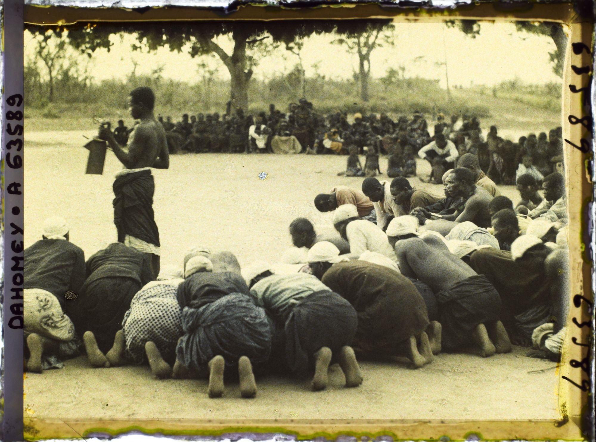 Image représentant Louanges aux anciens rois d'Abomey : le kpanligan narre les exploits des rois défunts en rythmant le récit à l'aide de l'instrument dont il porte le nom