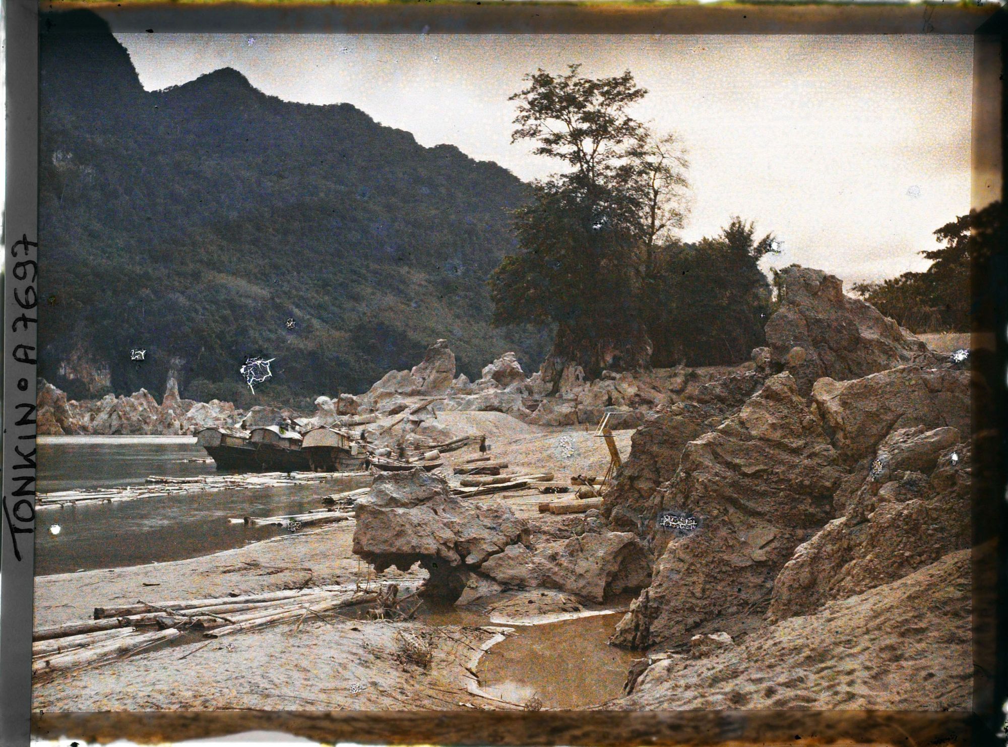 Image représentant Le barrage de rochers de la rivière Noire et les sampans amarrés en aval