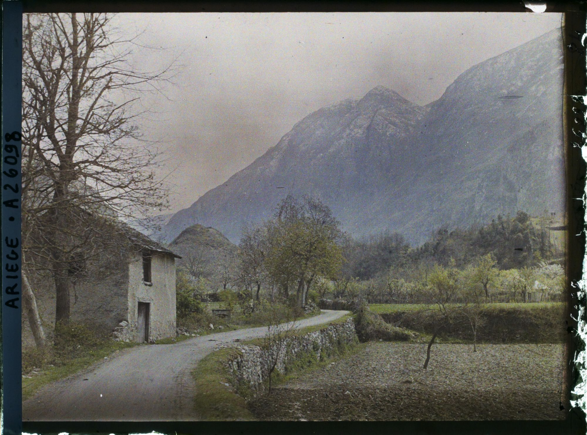 Image représentant La vallée de l'Ariège près d'Ussat, vue prise vers Ussat