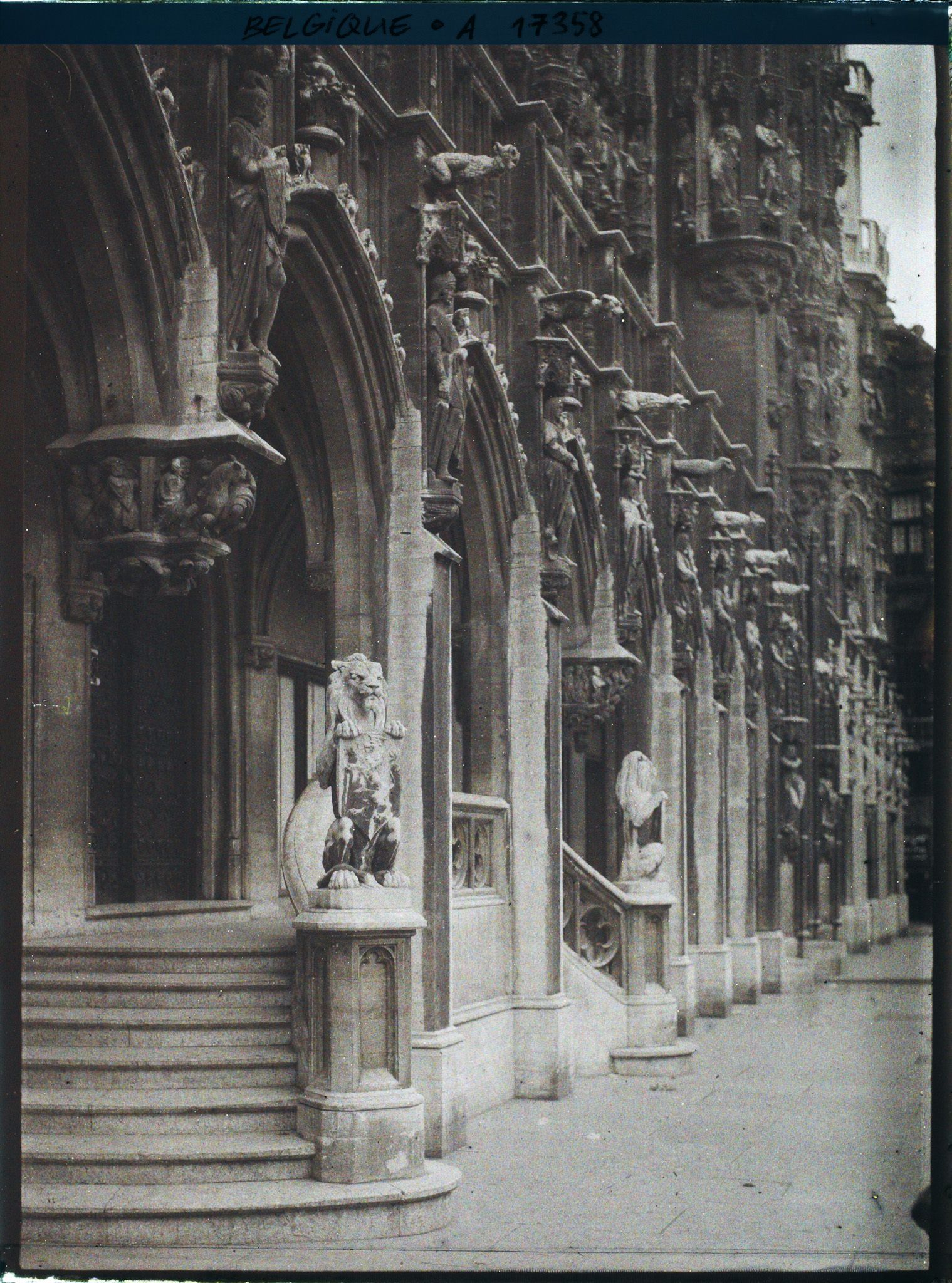 Image représentant Belgique, Bruxelles, L'Escalier de l'Hôtel de Ville, extérieur