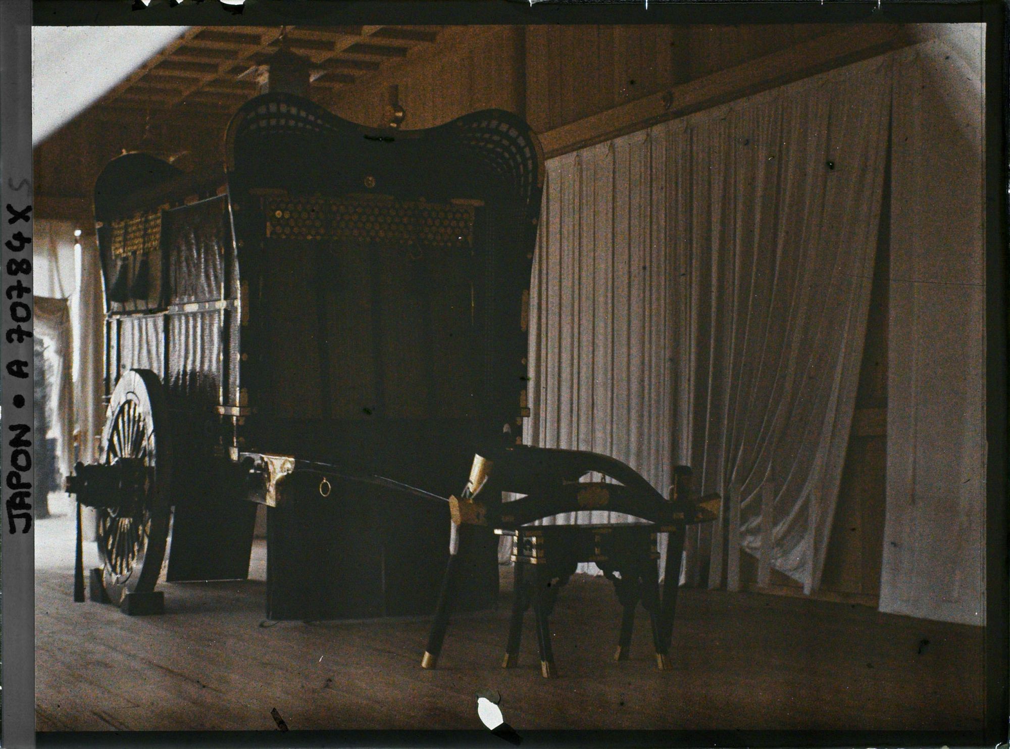 Image représentant Funérailles de l'Empereur Taisho-Tenno (Yoshihito), Shinjuku Gyoen (Parc Impérial de Shinjuku) : exposition du char funèbre