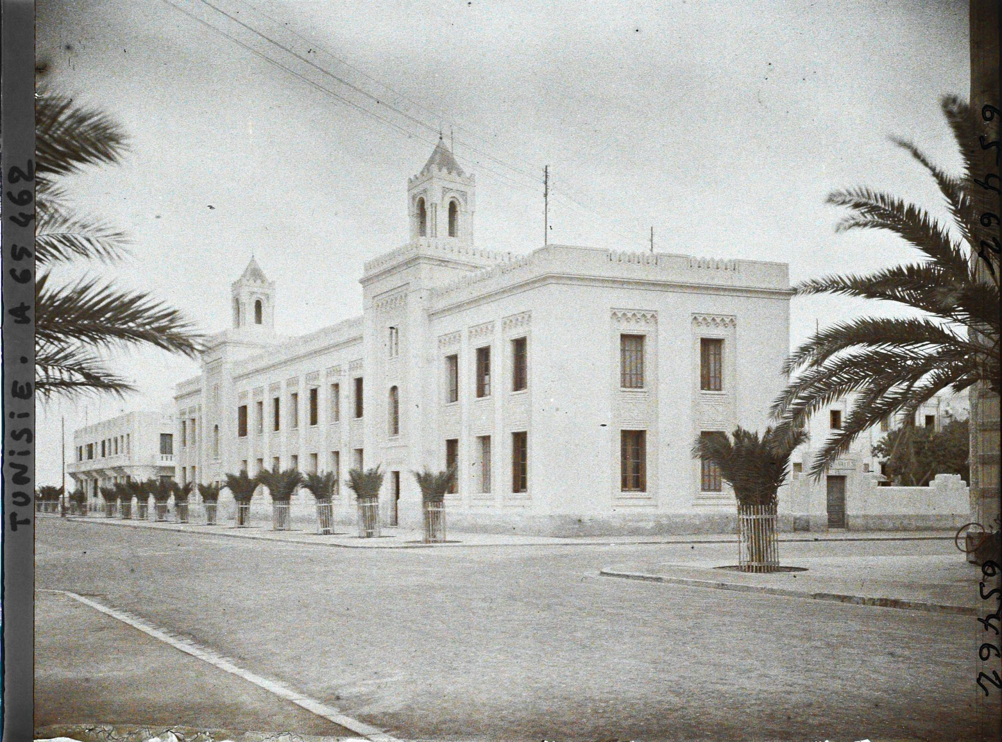 Image représentant L'Ecole supérieure de garçons, le bâtiment affecté au logement des instituteurs et institutrices.