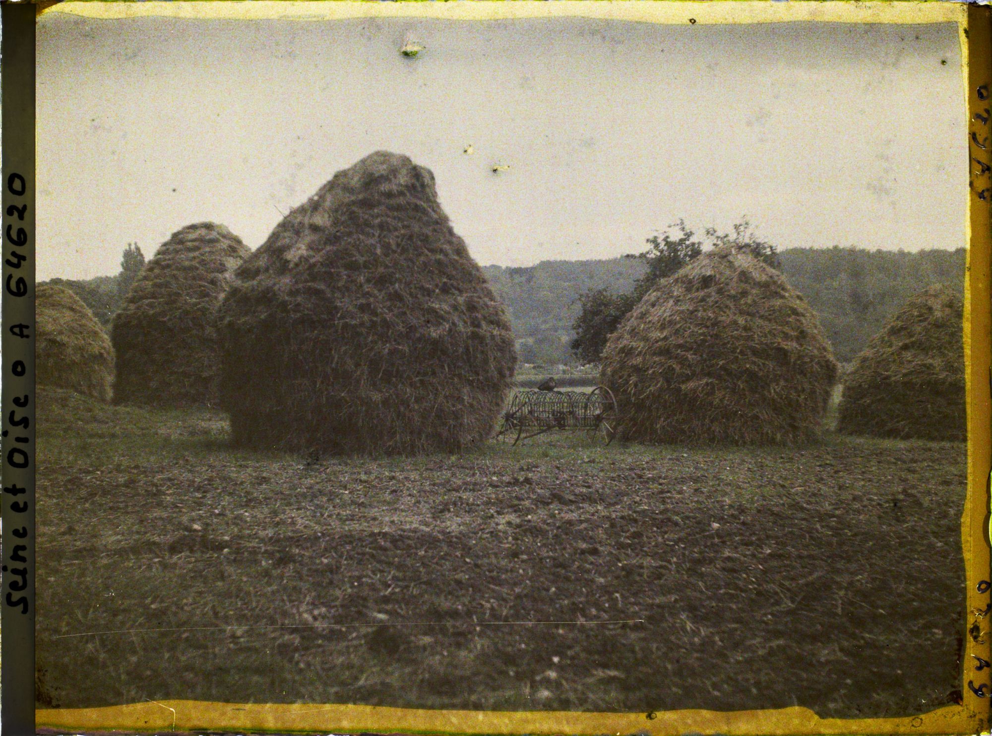 Image représentant Ile de France, Nointel, Meules de blé (temps pluvieux)