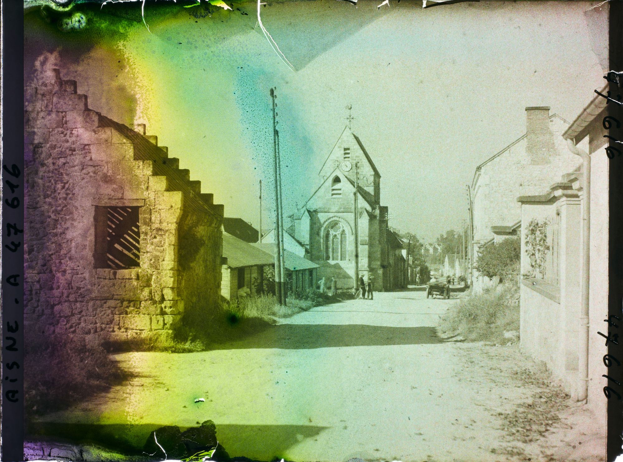 Image représentant France, Pommiers, Rue centrale vers l'Eglise