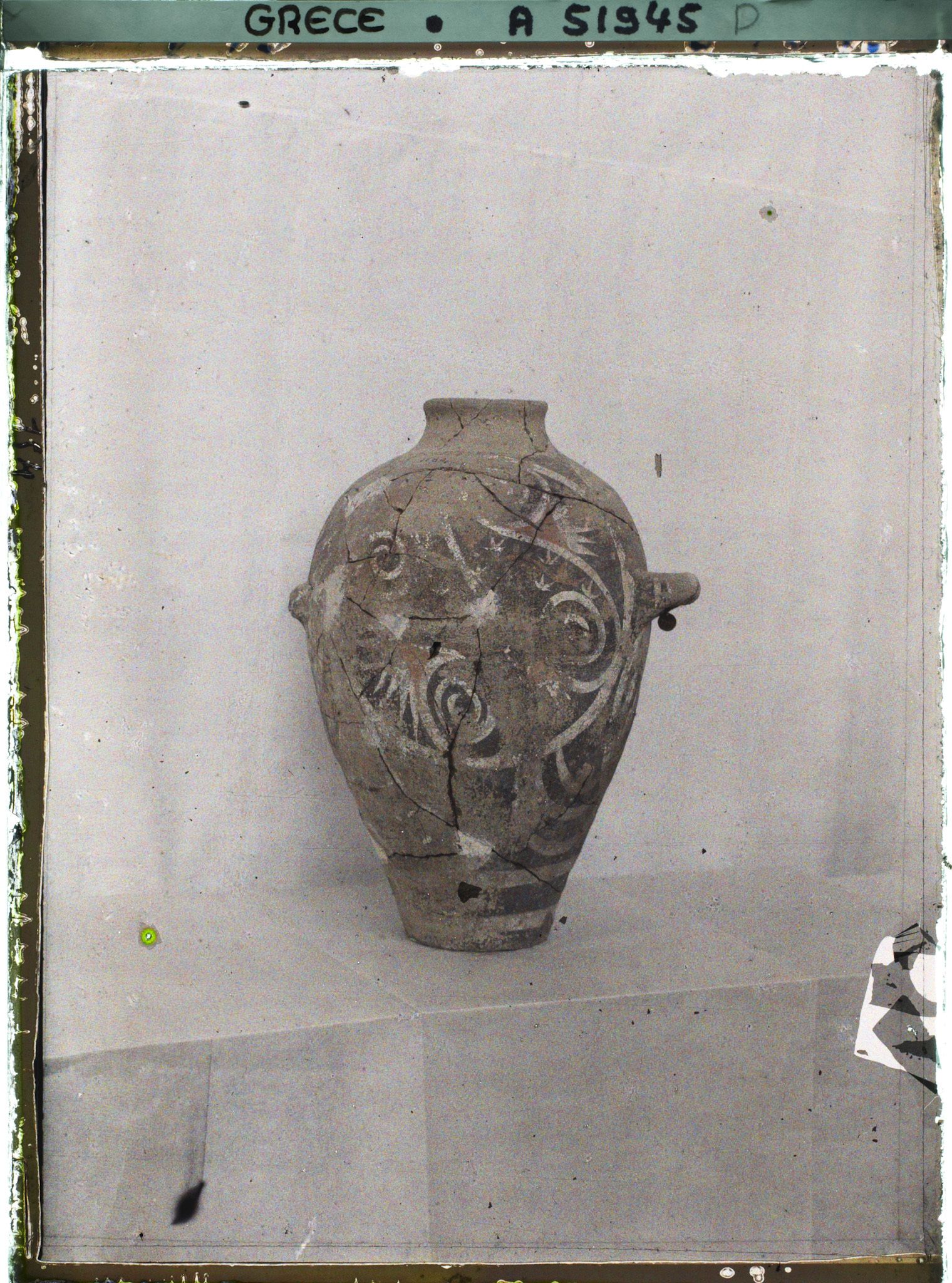 Image représentant Musée archéologique - Amphore à anses ornée de motifs (spirales...) peints en noir et blanc en style de Kamarès et provenant de Phaïstos