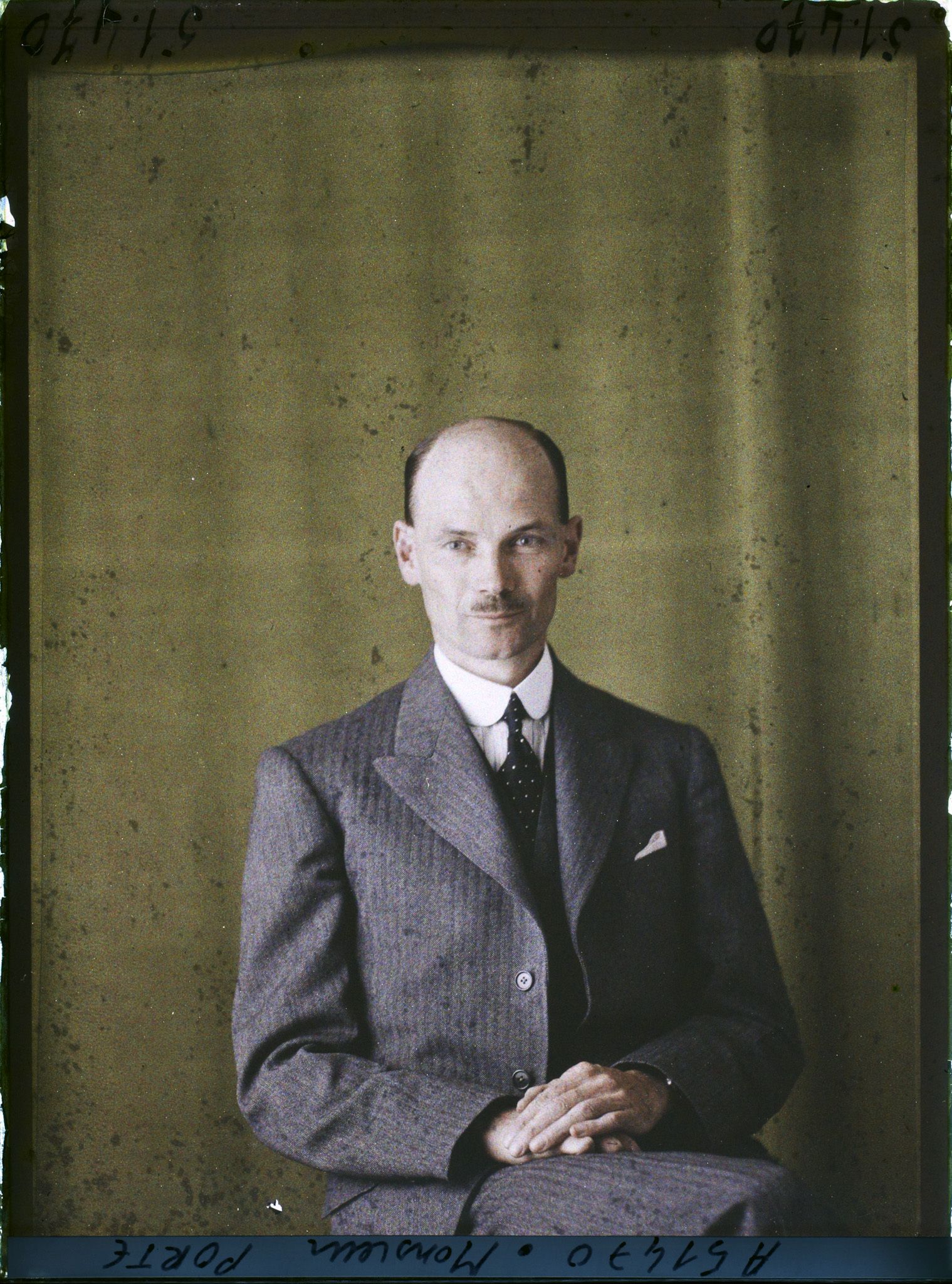 Image représentant https://musee-albert-kahn.s-museum.fr/home/NWQ2OTAwYzNmYjZlZTk1ZWQwODJmMjY4L2dlbmVyaWMtbm90aWNlLXRhYi9hdXRob3JpdHkvNjE3YTc5ZjVjZjhiODk2OGIzMzM3ZDIx/5d6900c3fb6ee95ed082f268/generic-notice-tab/authority/617a79ebcf8b8968b3337629 Monsieur Porte