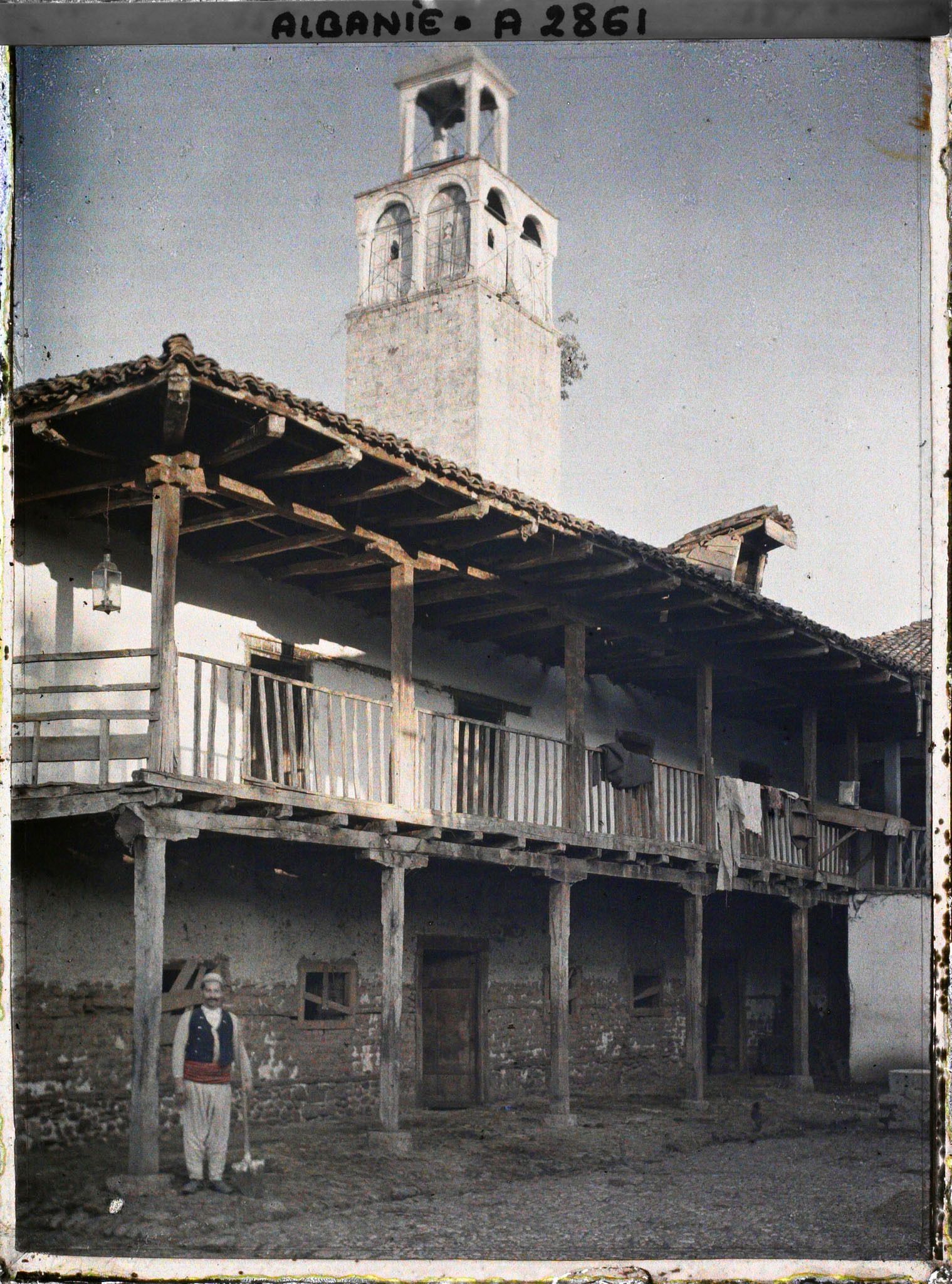 Image représentant L'auberge (han) de Jean Brunhes et Auguste léon et la Tour de l'Horloge (Kulla e Sahatit)