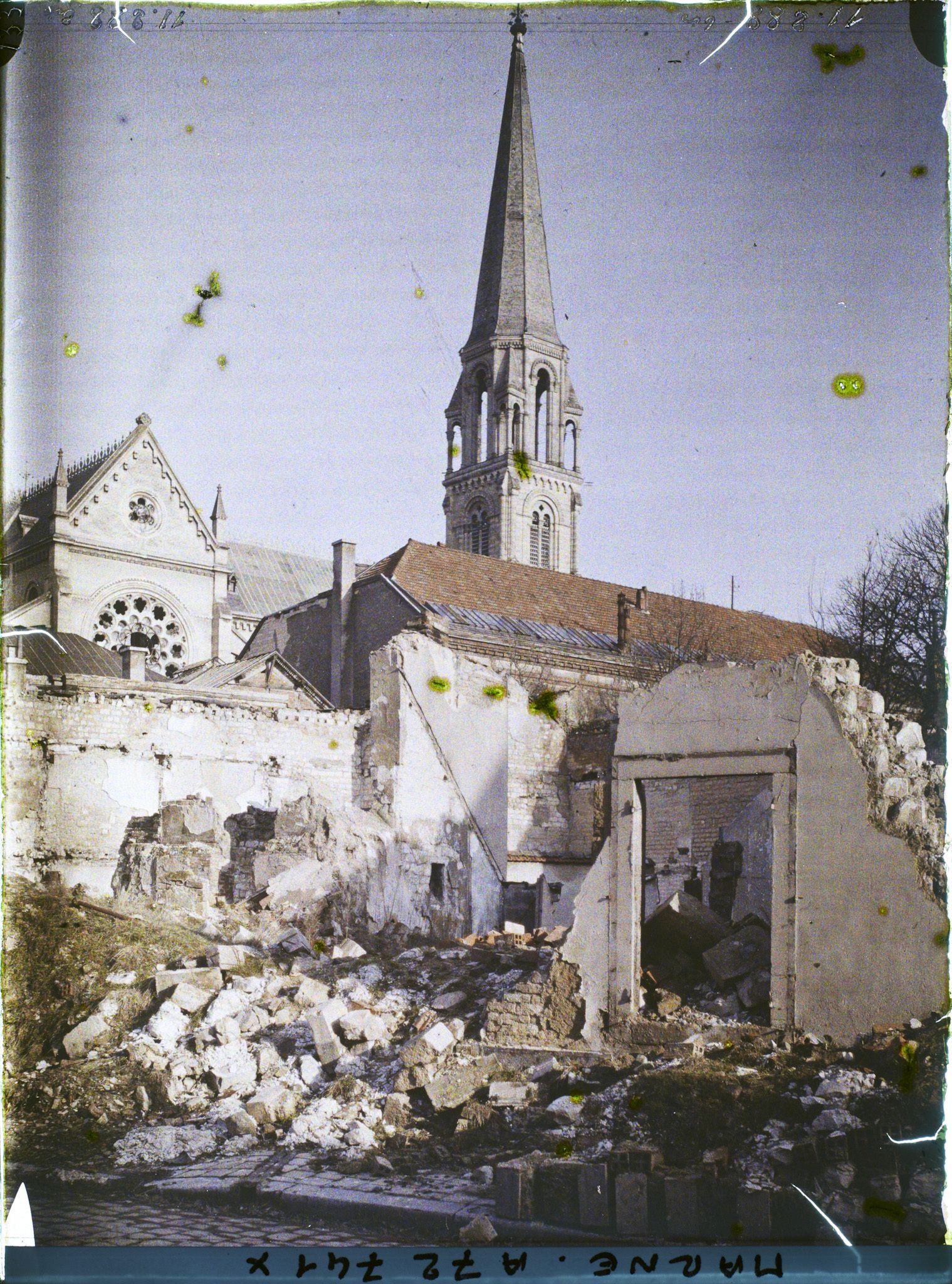 Image représentant L'église Saint-André et maison en ruine
