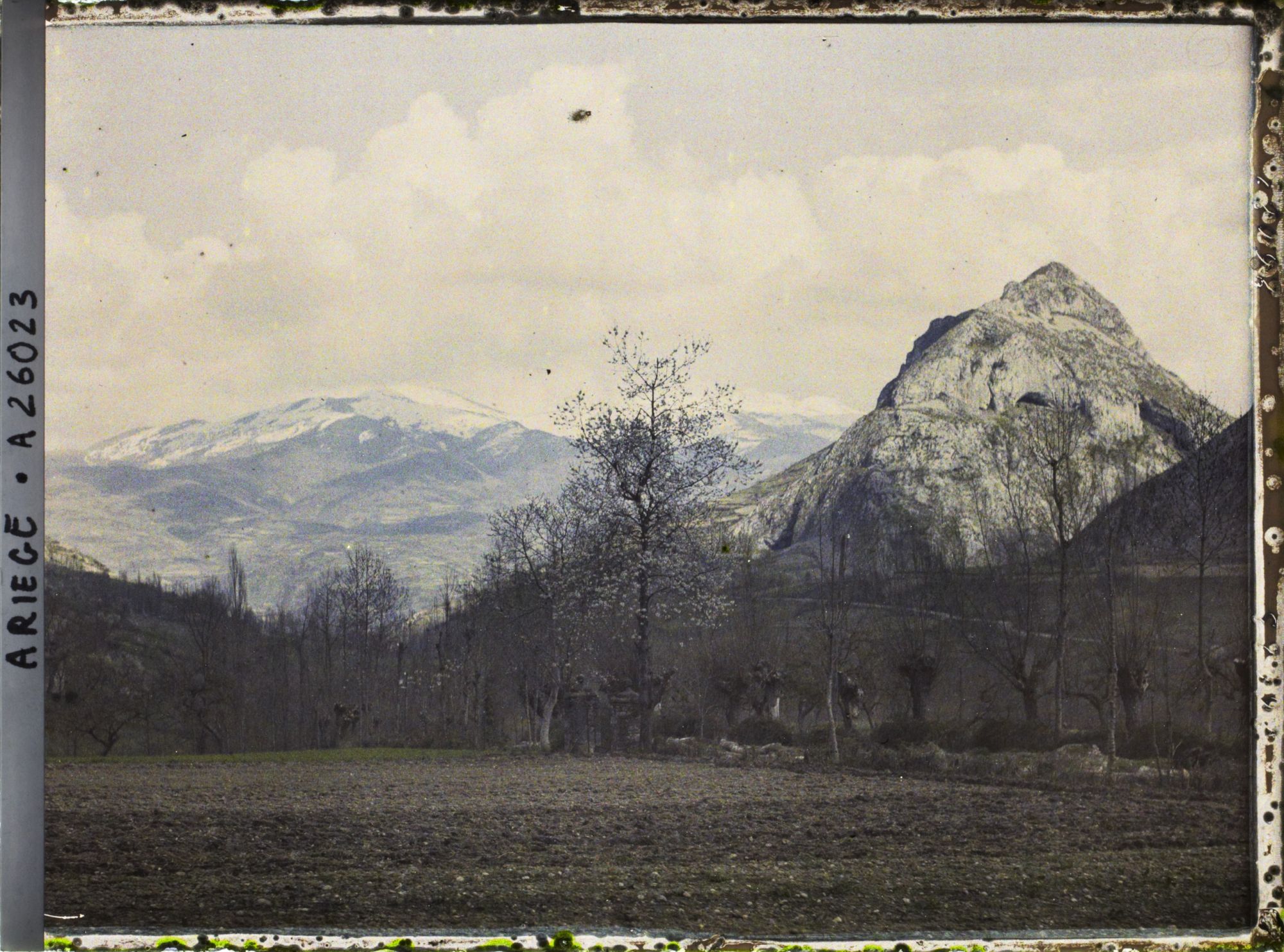 Image représentant Le Pic de Saint-Barthélemy au fond couvert de neige et sur la droite, le Soudour qui domine Tarascon