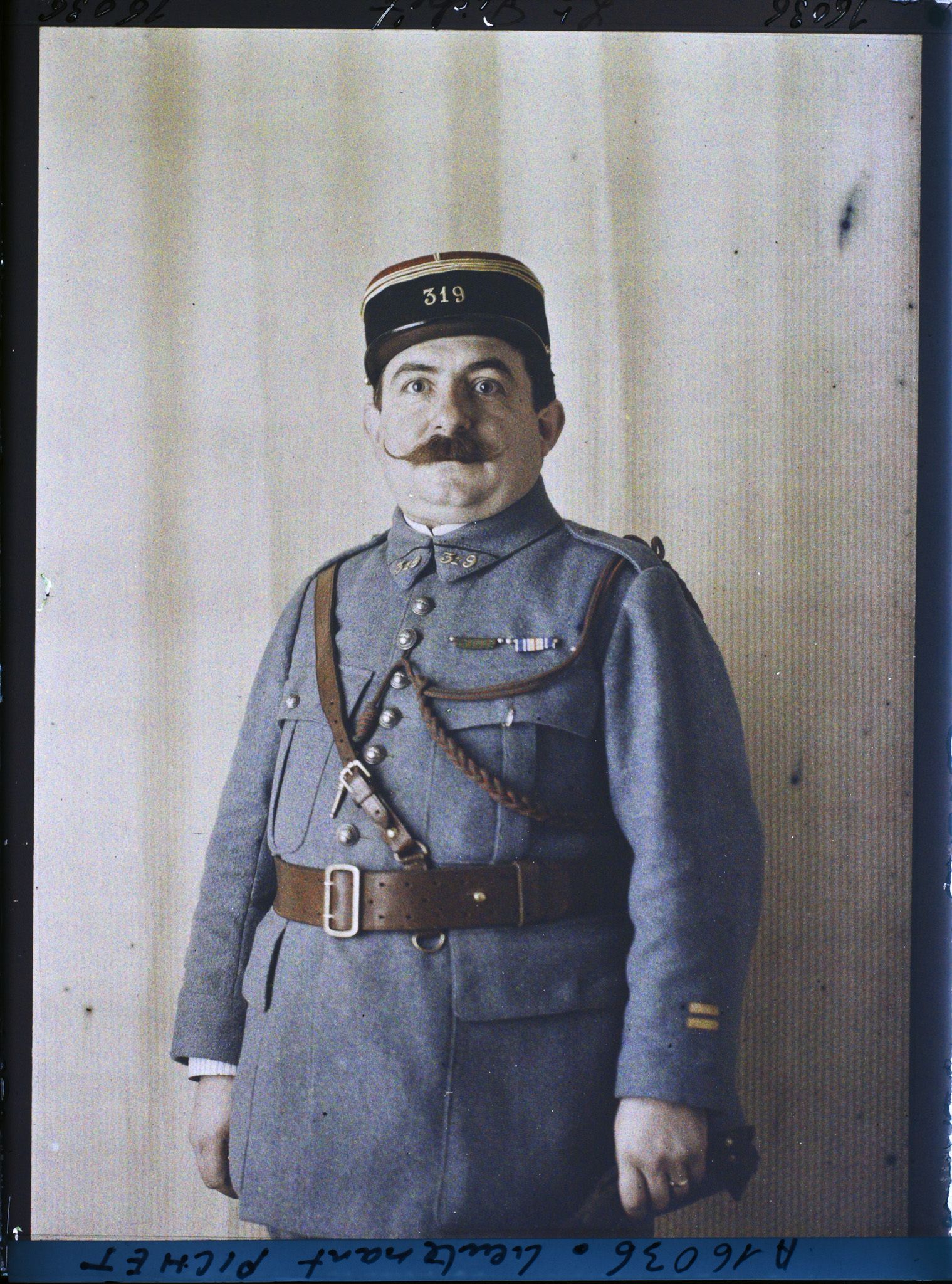 Image représentant Le Lieutenant  https://musee-albert-kahn.s-museum.fr/home/NWQ2OTAwYzNmYjZlZTk1ZWQwODJmMjY4L2dlbmVyaWMtbm90aWNlLXRhYi9hdXRob3JpdHkvNjE3YTc5ZjVjZjhiODk2OGIzMzM3ZDIx/5d6900c3fb6ee95ed082f268/generic-notice-tab/authority/617a79ebcf8b8968b333759b Pichet