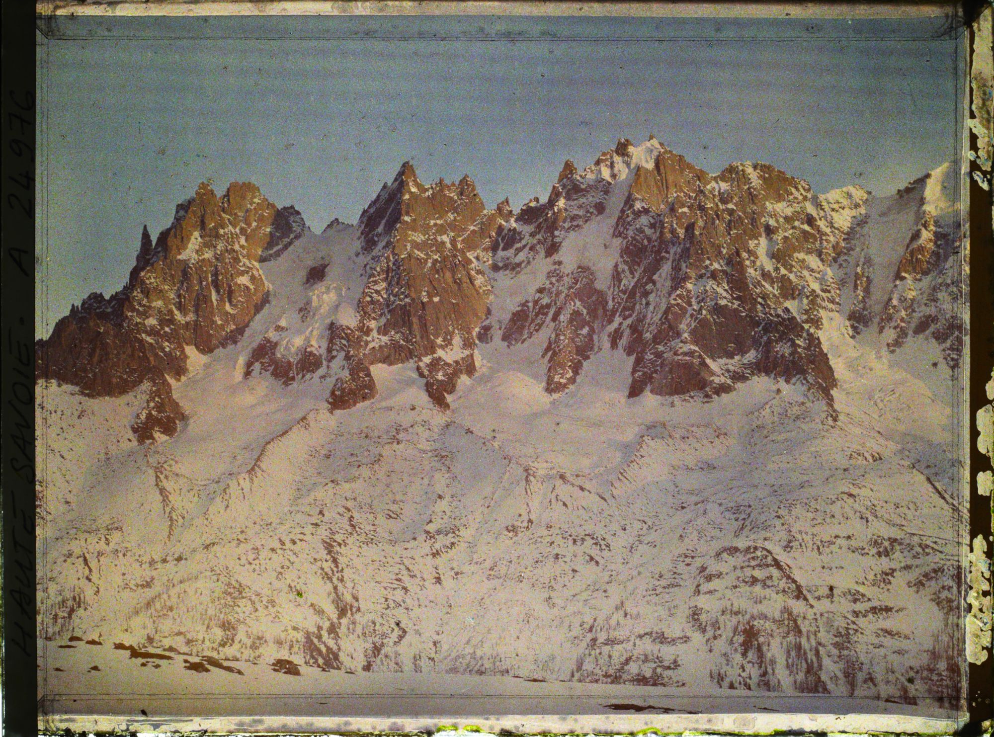 Image représentant Vue prise de Brévent (2532m) Coucher de soleil s/ Gd Charmoz, les aiguilles du Grépon et de Blaitière