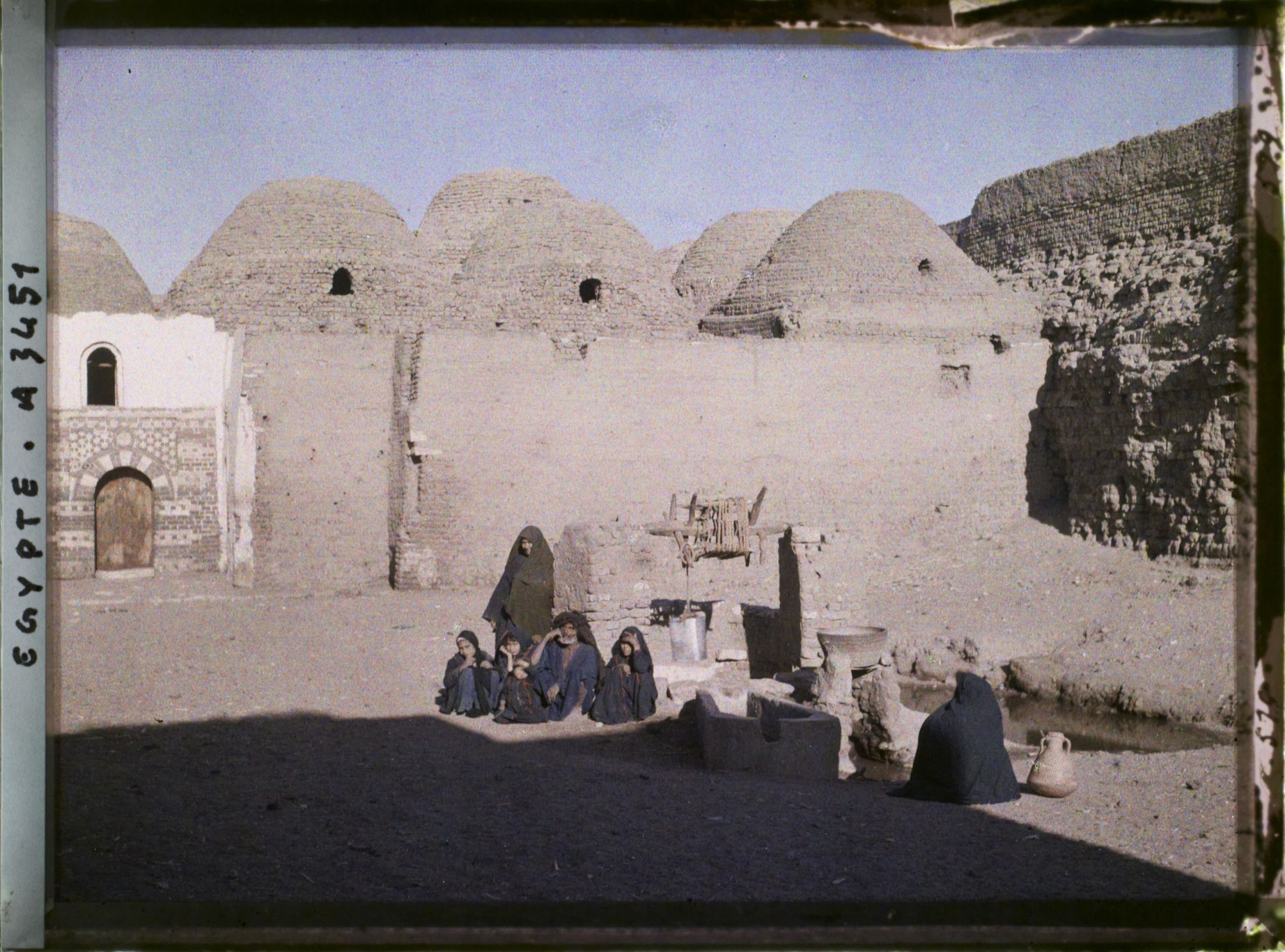 Image représentant Des enfants, des femmes et un homme devant l'église copte Béni Mansour