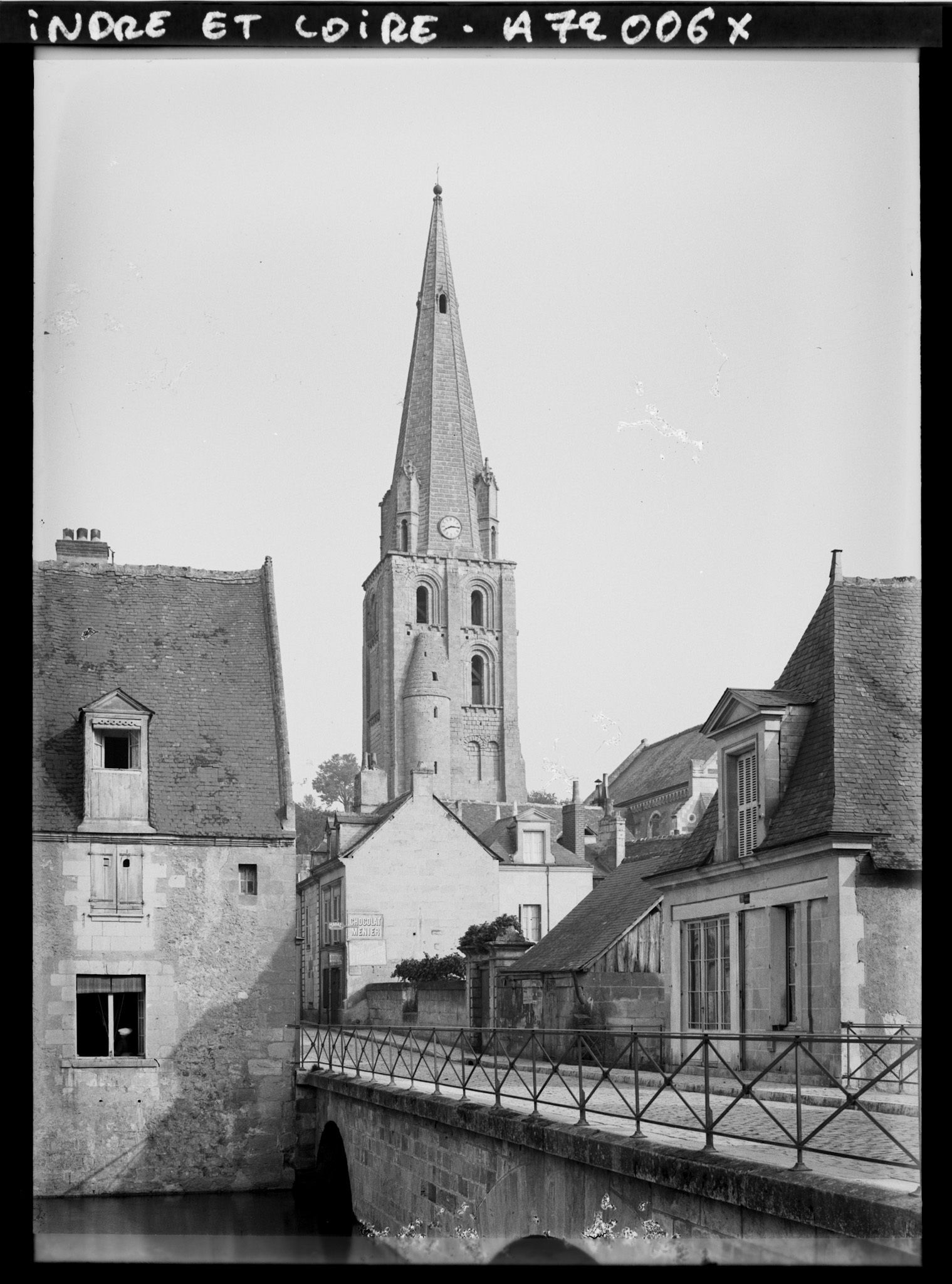 Image représentant Le pont sur la Roumer , à l'arrière-plan l'église