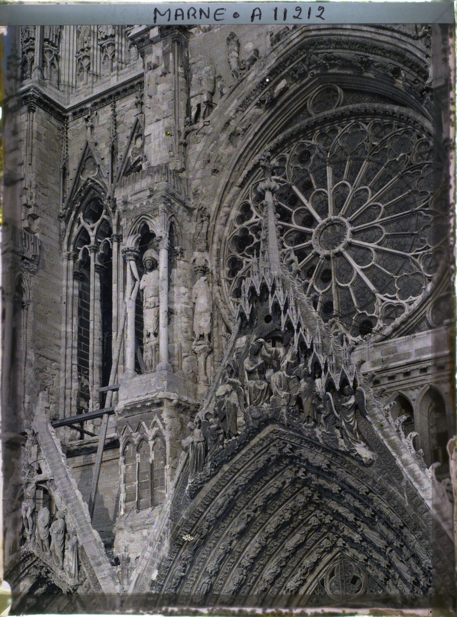 Image représentant Détail de la façade occidentale de la cathédrale, le gâbleet la grande rosace dédiée à la vierge