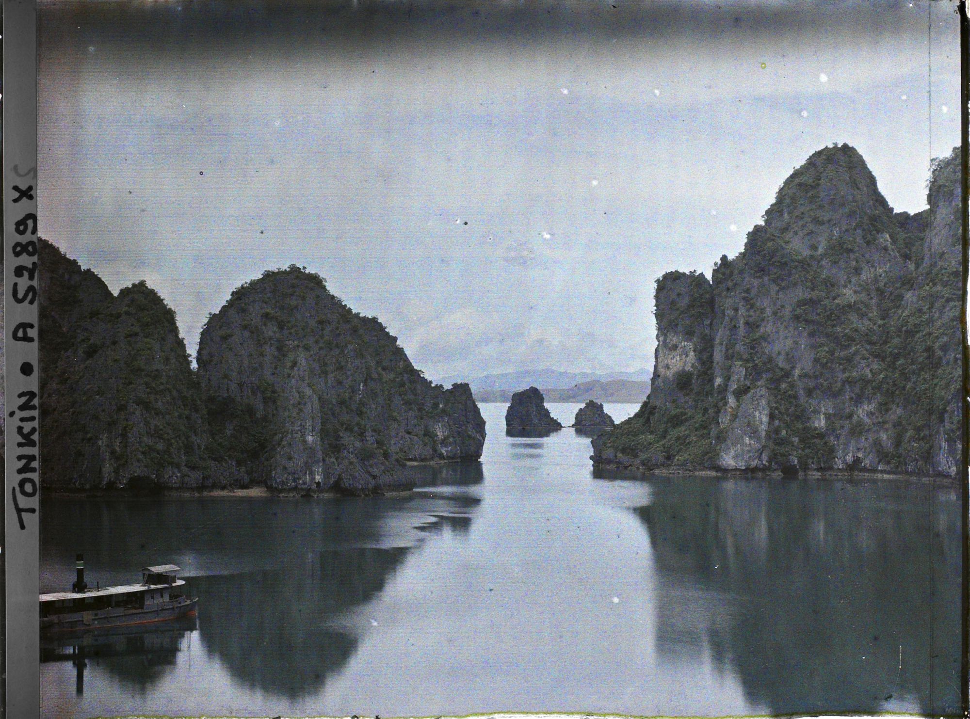 Image représentant Vue sur le Cirque de la Surprise après le passage d'un bateau à vapeur