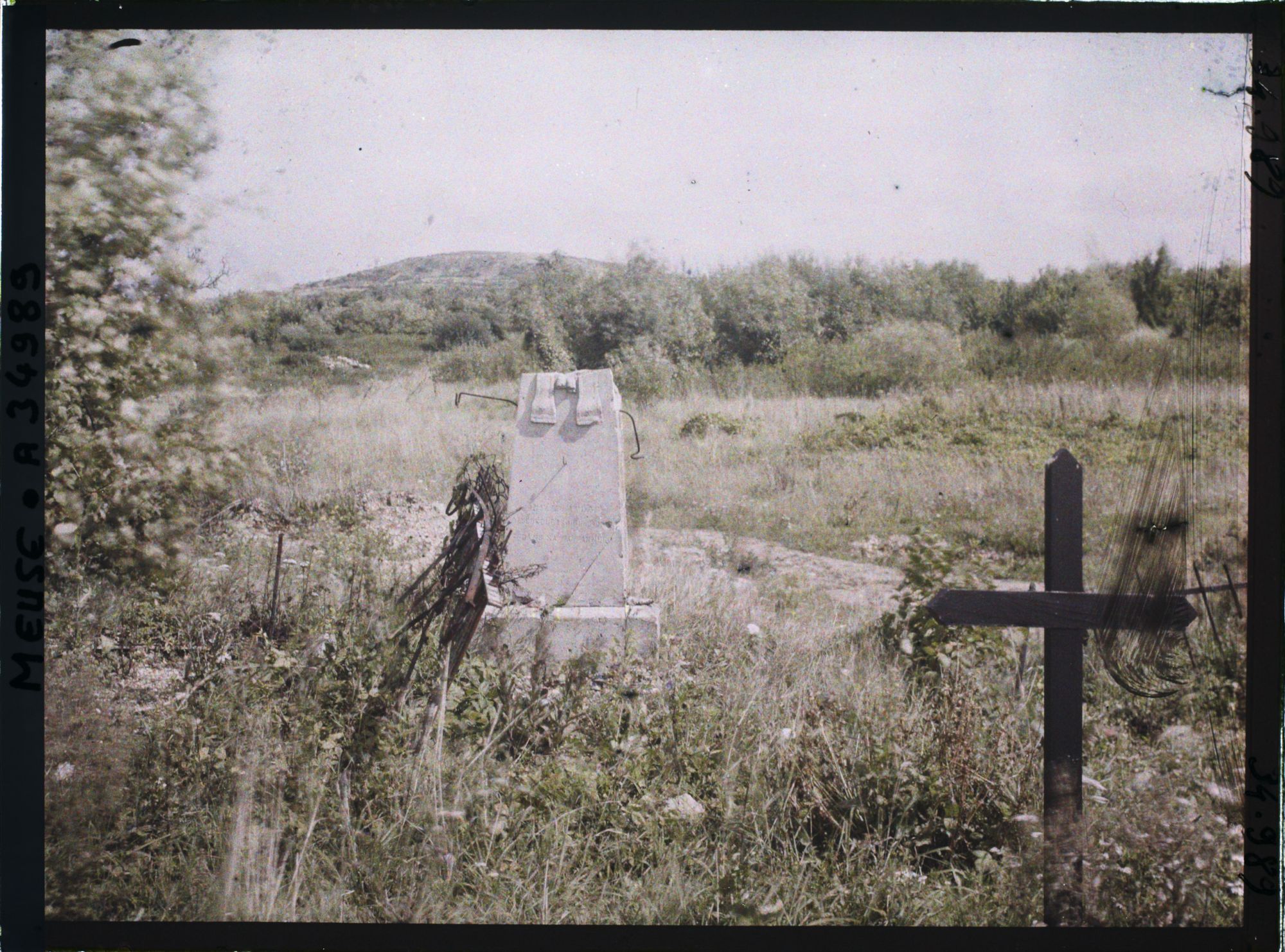 Image représentant France, Boureuil Secteur de Vauquois, Ancien Cimetière de Boureuil, au fond, la butte de Vauquois