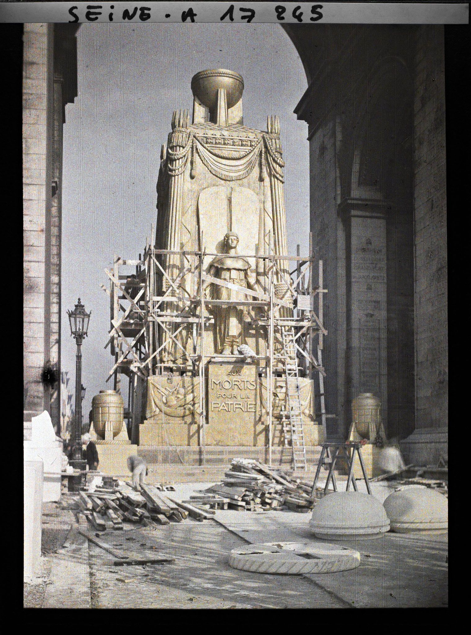 Image représentant Le Cénotaphe dédié aux morts pour la patrie sous l'Arc de Triomphe pour les fêtes de la Victoire des 13 et 14 juillet