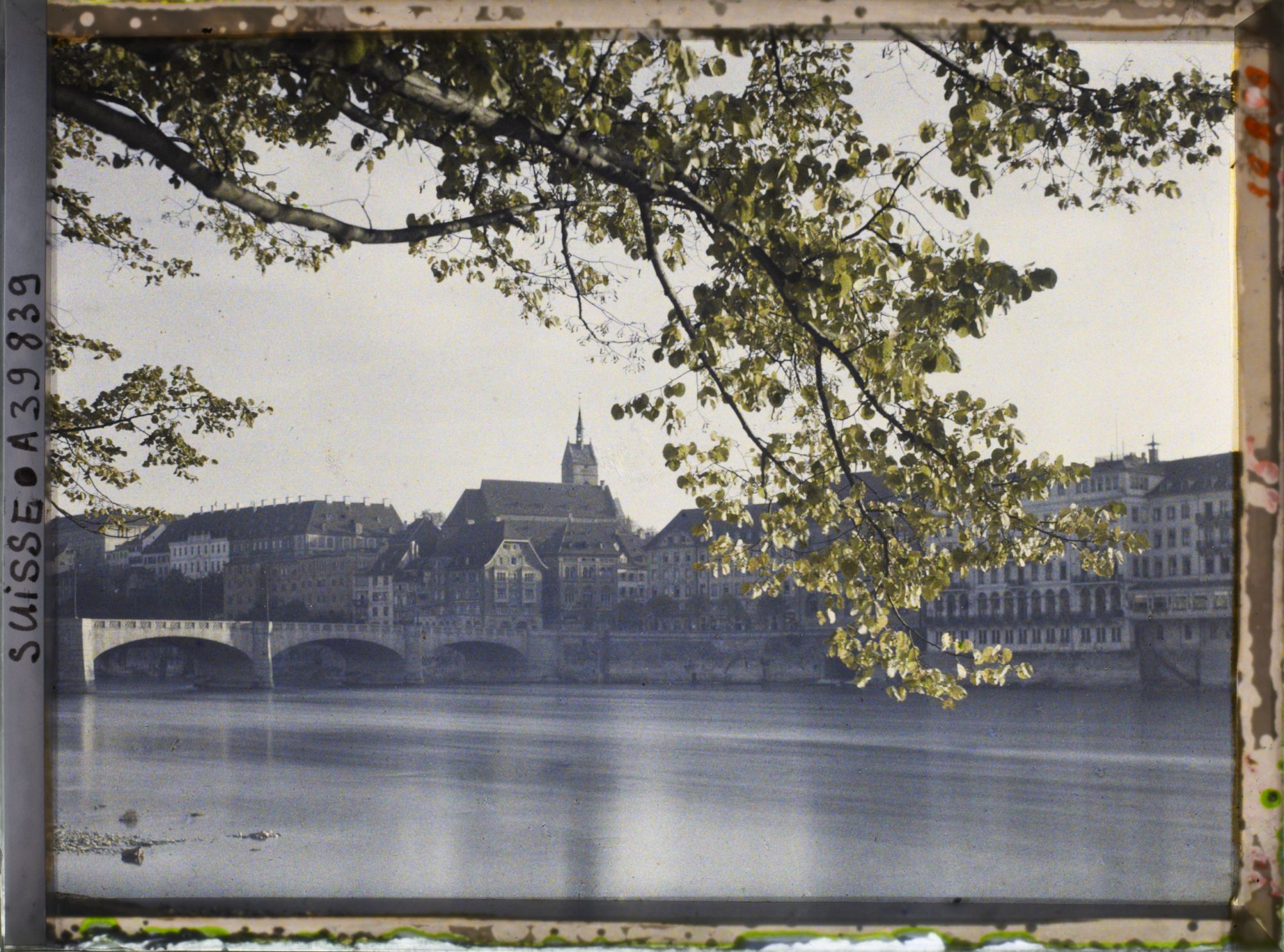 Image représentant Le pont du Milieu et l'église Saint-Martin depuis l'Unterer Rheinweg