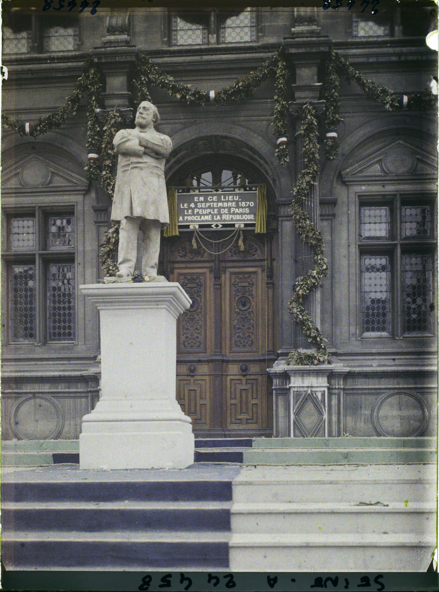 Image représentant La statue de Gambetta devant l'Hôtel de Ville pour le Cinquantenaire de la IIIe République