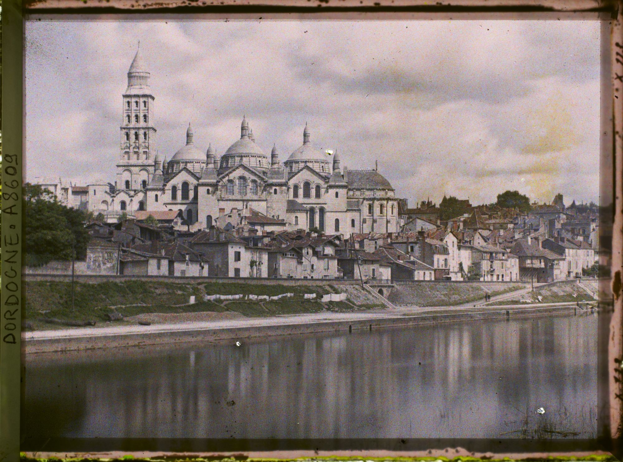 Image représentant France, Périgueux, Vue d'ensemble de Périgueux et de la cathédrale