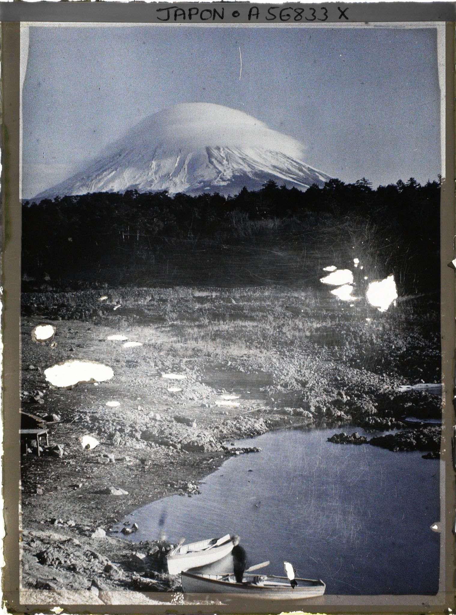 Image représentant Le Mont Fuji (Fuji-san) vu de la pointe sud du lac Shôji (Shôji-ko)