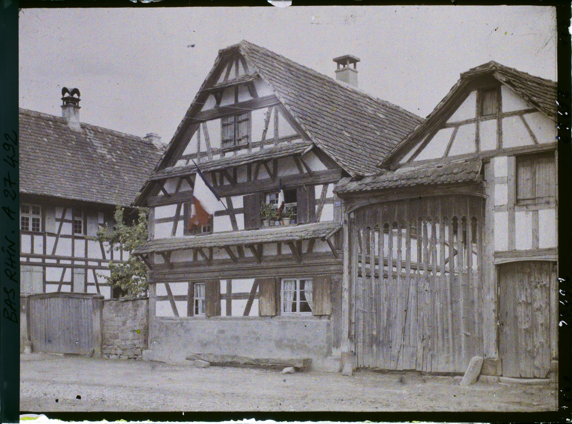 Image représentant France, Geispolsheim, Une ferme avec grand portail