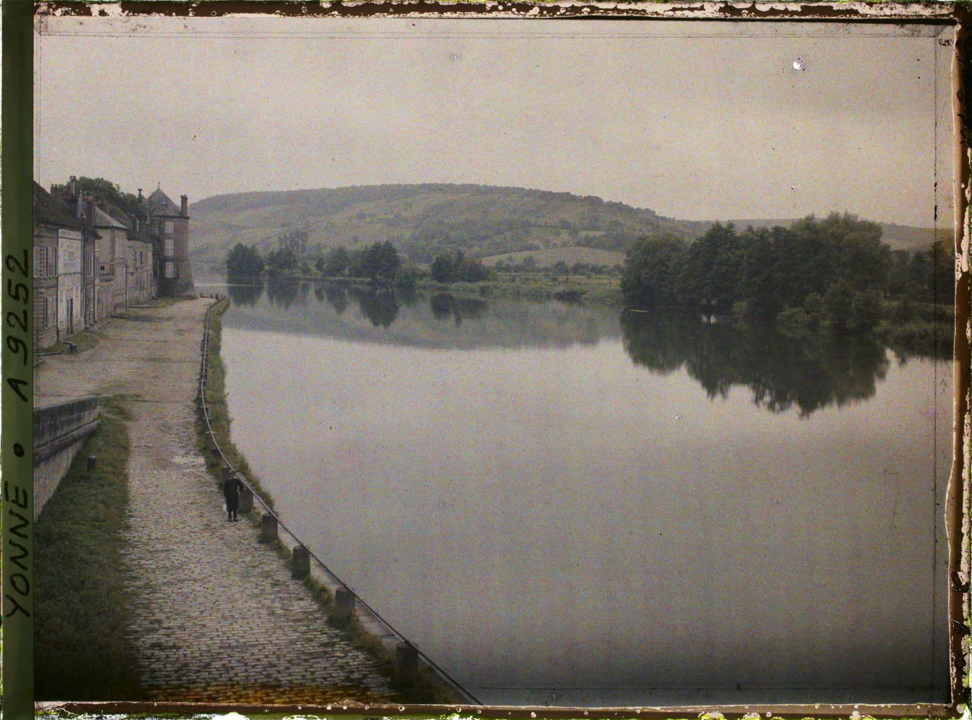 Image représentant L'Yonne, vue prise du pont Saint-Nicolas