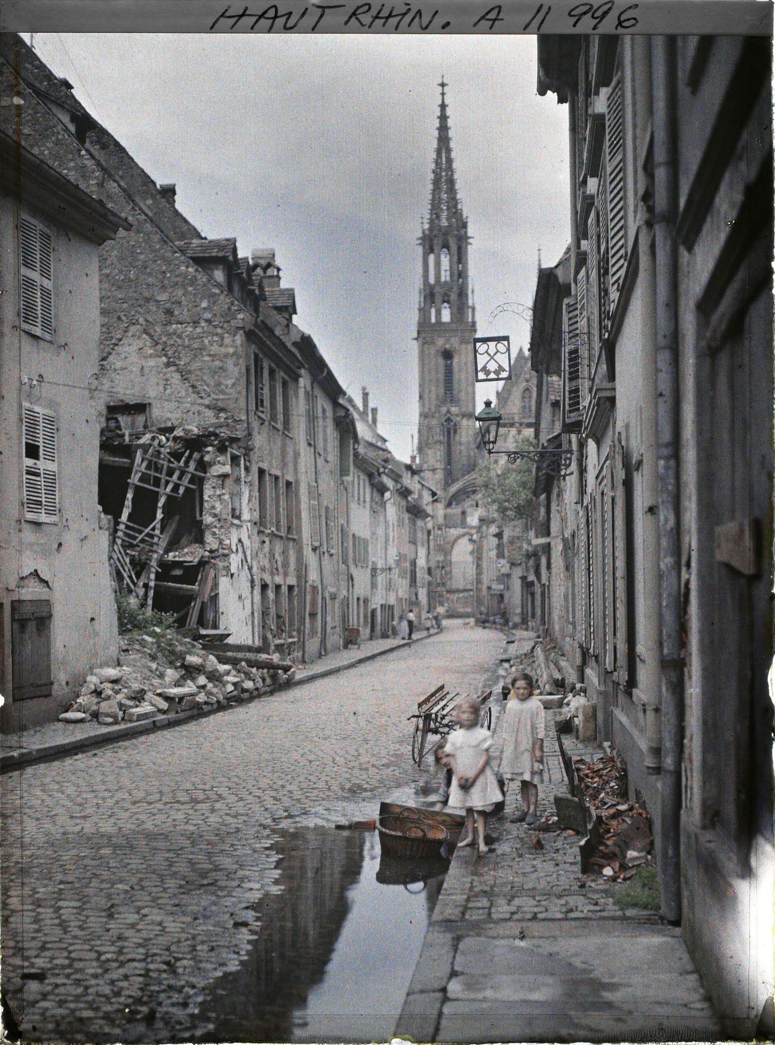 Image représentant Une rue au passage d'un avion
