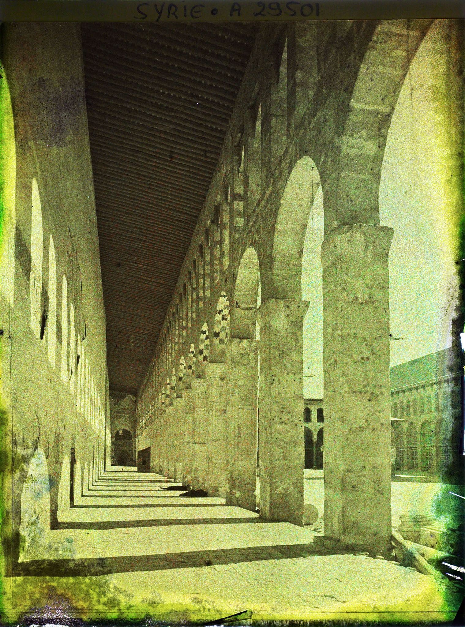 Image représentant Sous les portiques de la façade méridionale de la mosquée des Omeyades