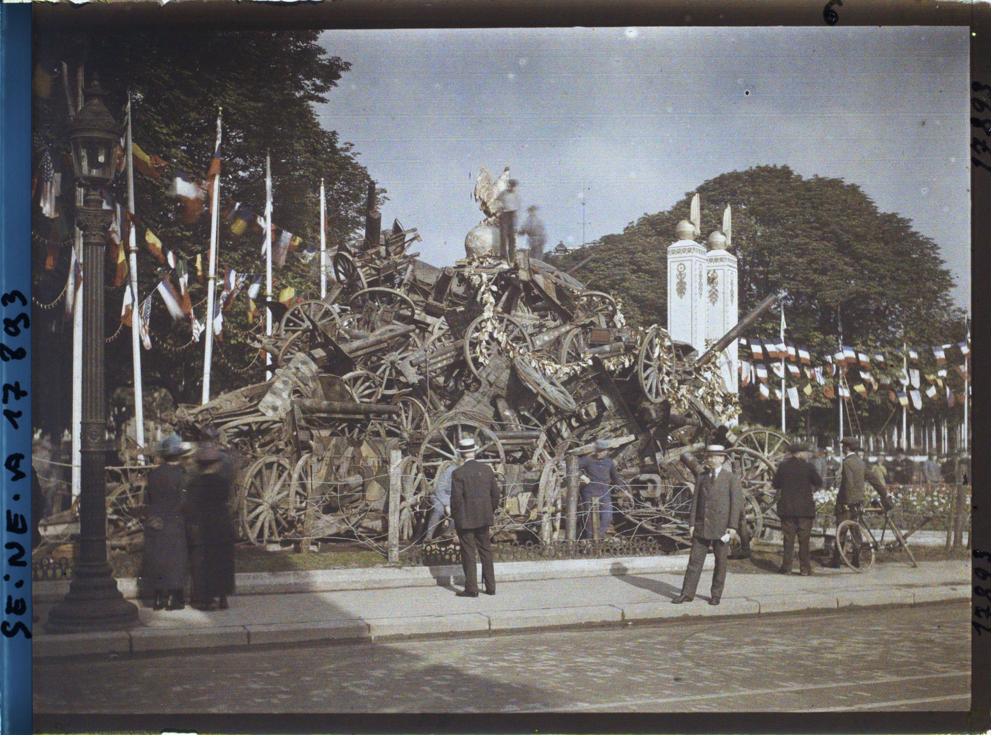 Image représentant Rond-Point des Champs Elysées : les Canons pris à l'ennemi)