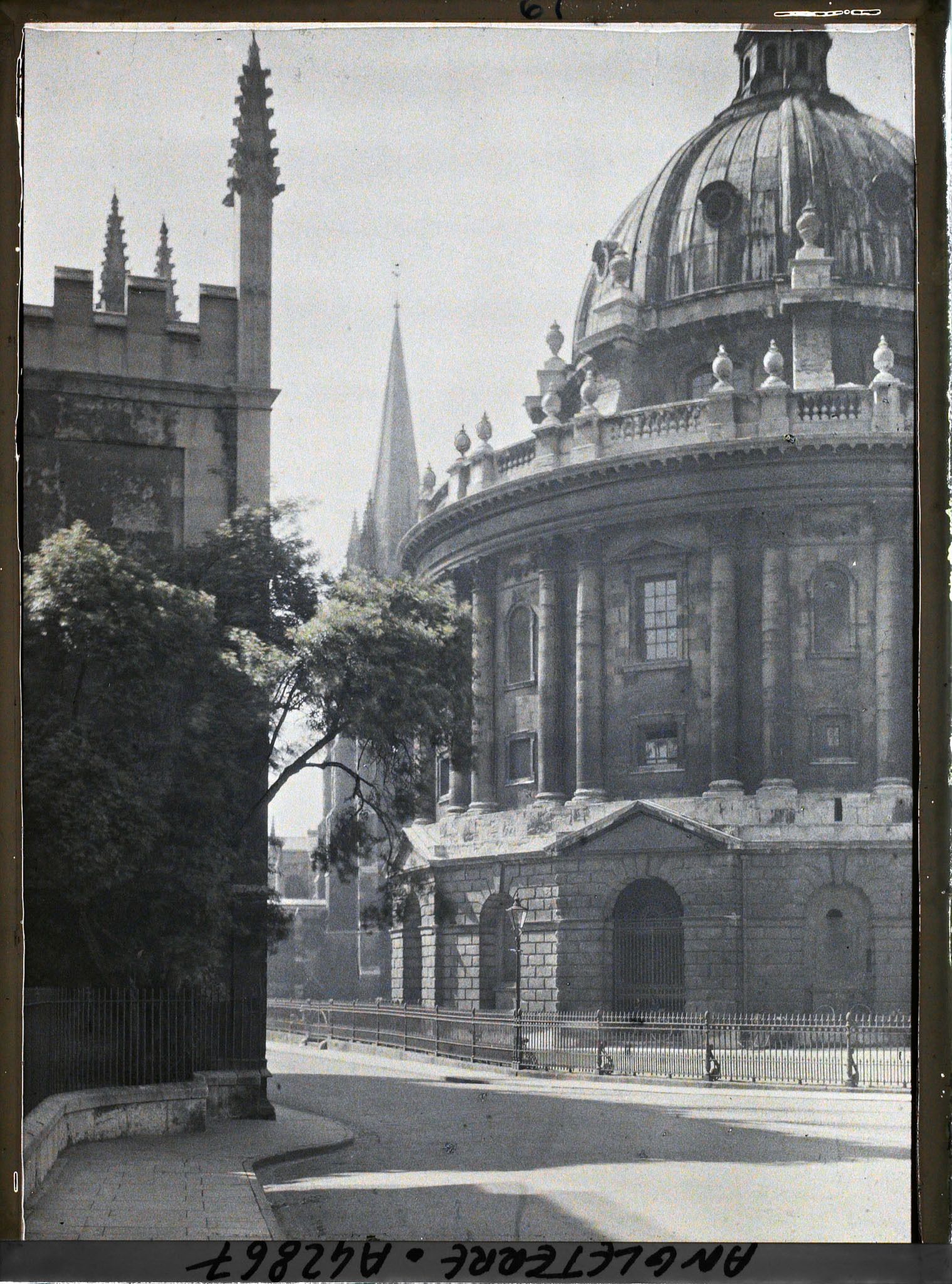Image représentant La Radcliffe Science Library. Au fond, le clocher de l'église Sainte Marie