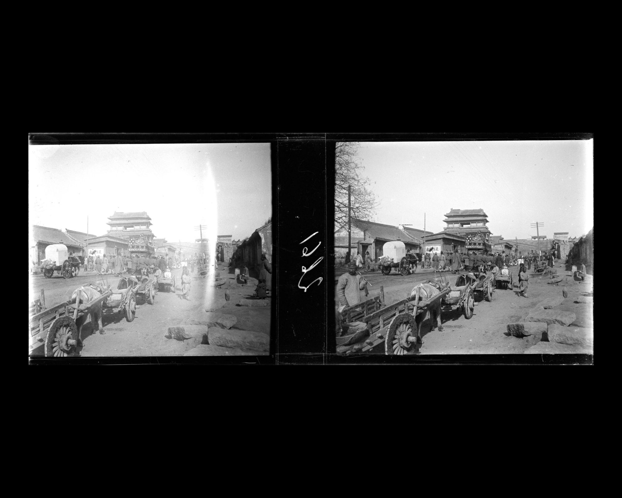 Image représentant Un cortège funéraire de trente-deux porteurs sur Deshengmen dajie ("avenue de la Porte des Vertus Triomphantes") dans la ville tartare ouest