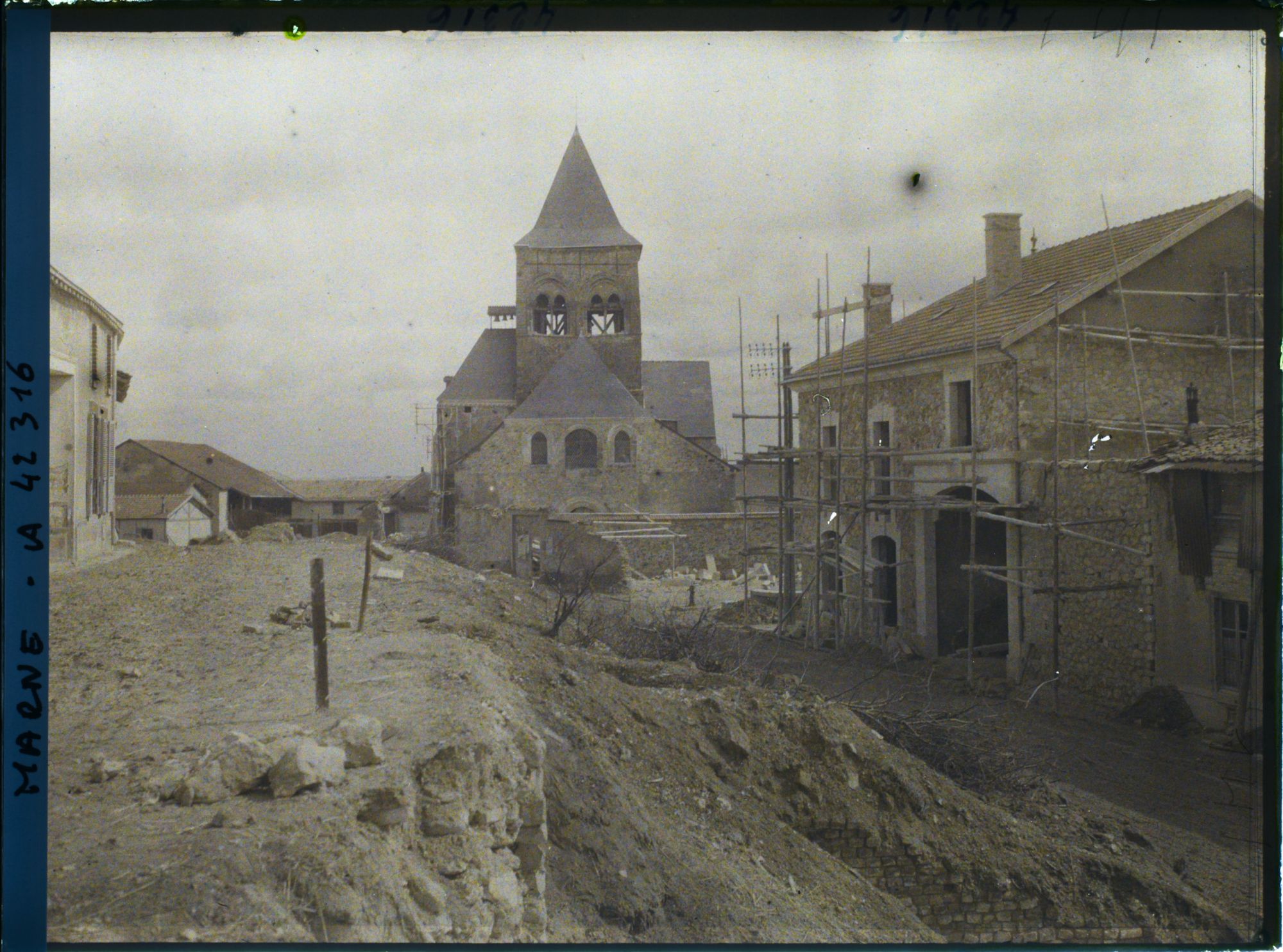 Image représentant France, Berru près Reims, L'extrémité de la rue principale et l'Eglise