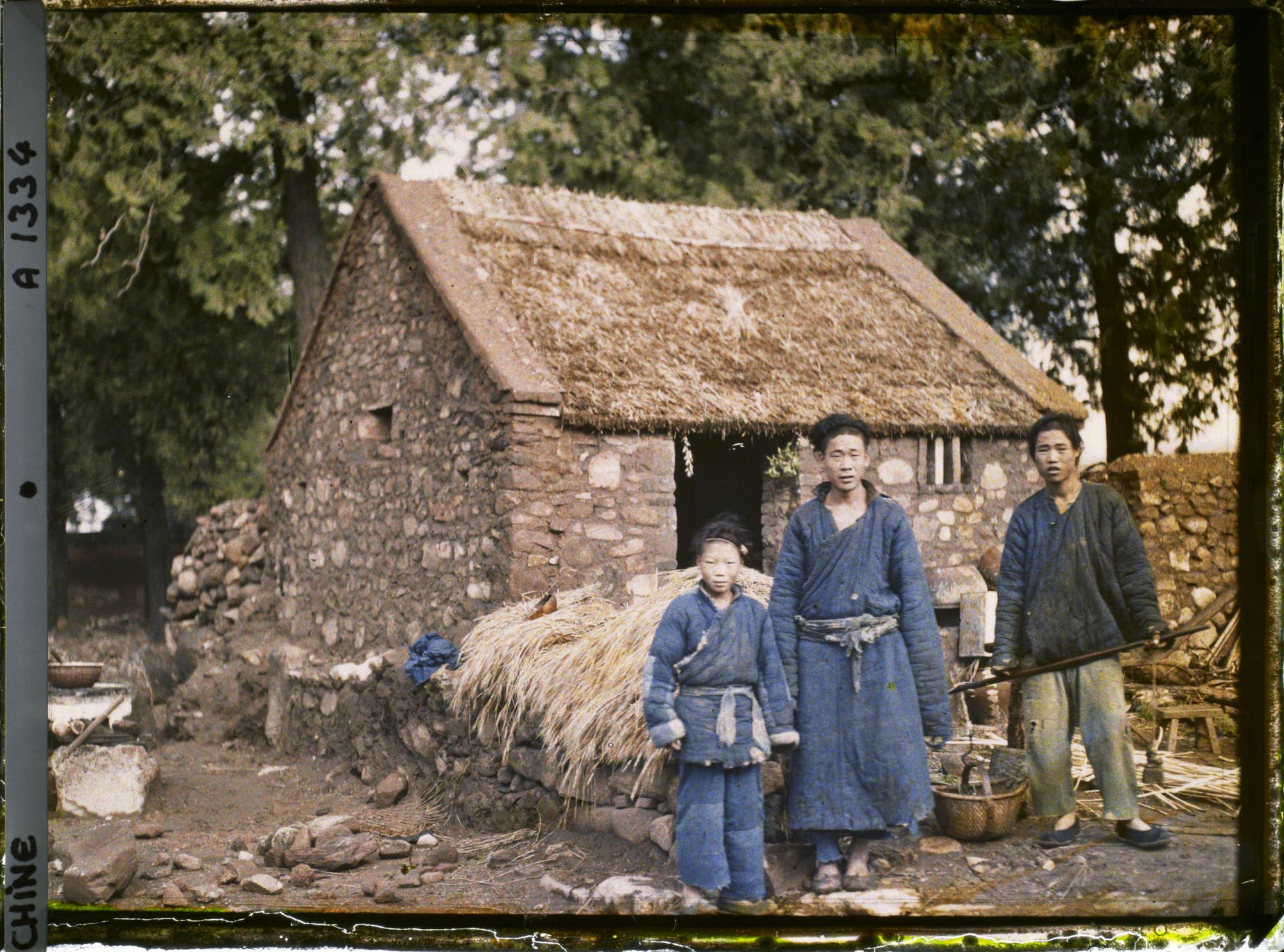 Image représentant Des paysans devant une habitation