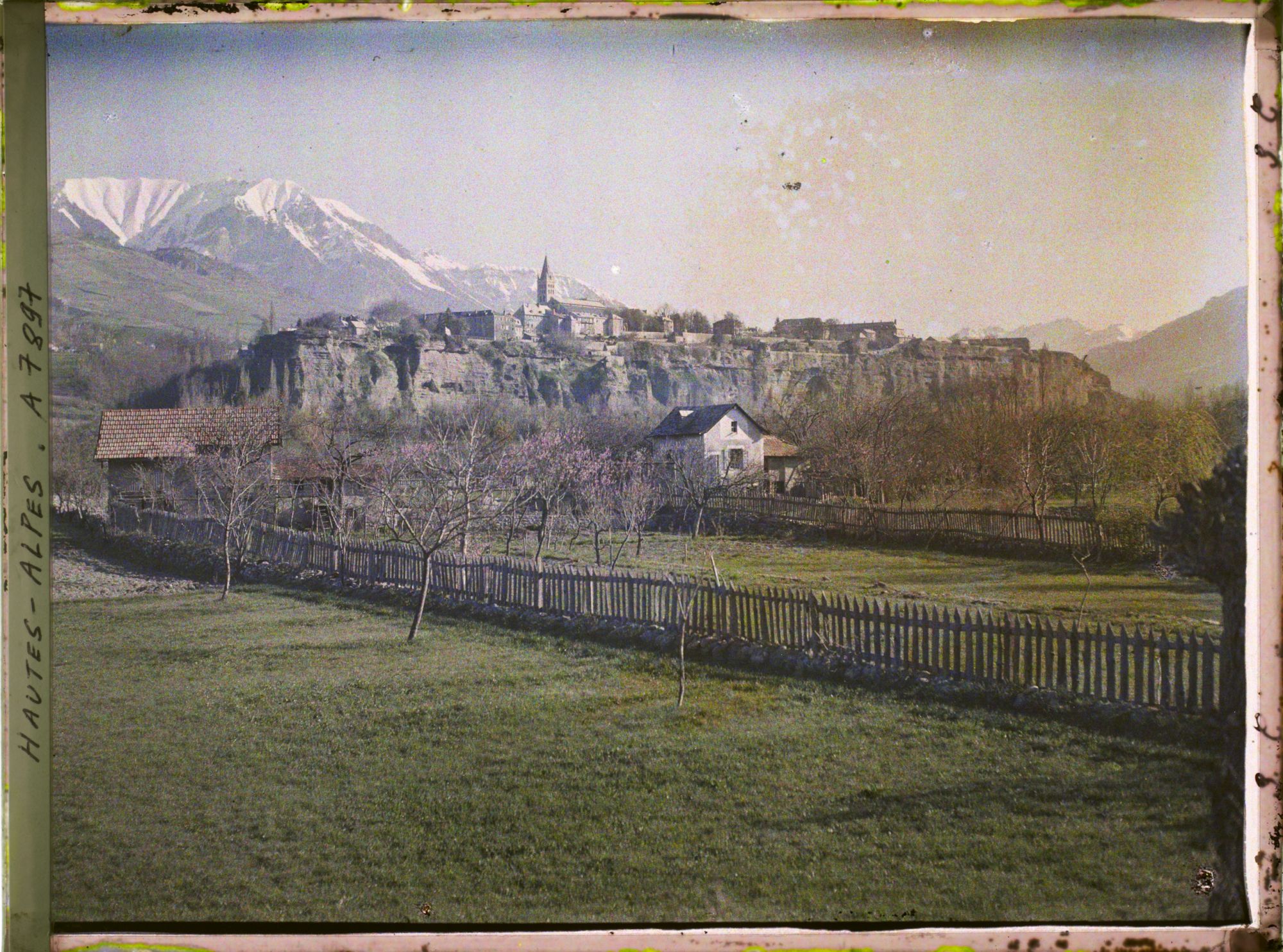 Image représentant Le village, vue prise de la digue de la Durance