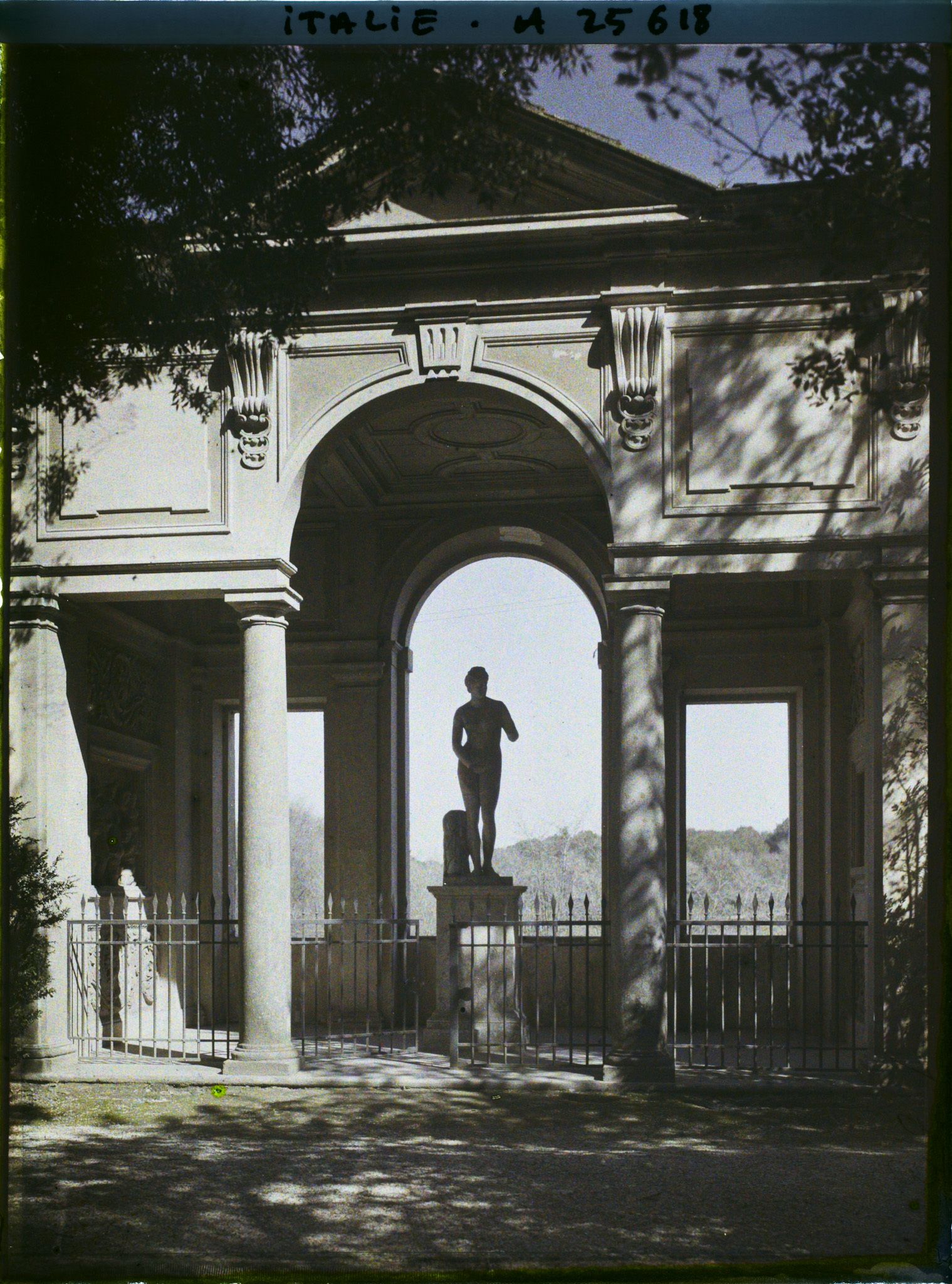 Image représentant Portique dans le jardin de la Villa Médicis